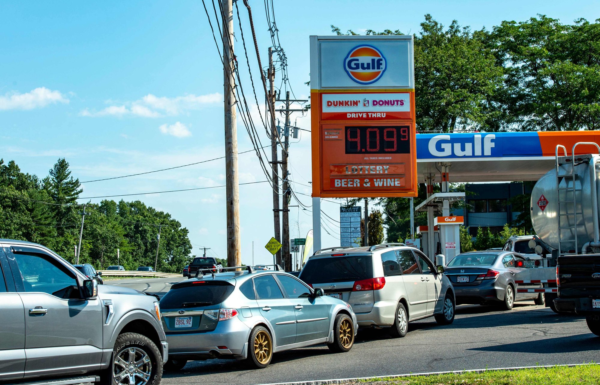 Cars wait at a petrol station in Massachusetts on July 19 amid still-high energy prices. Photo: AFP