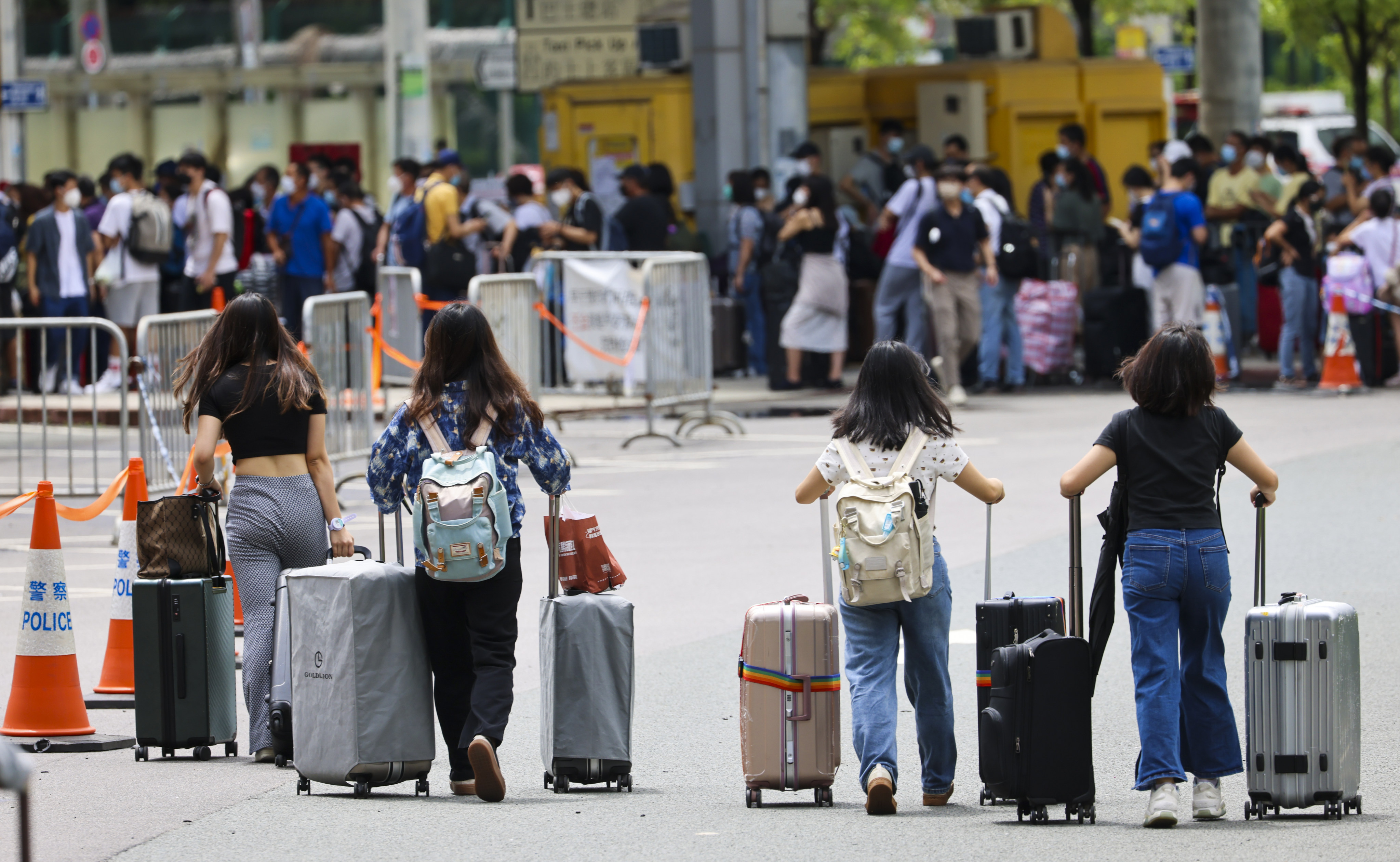 New channels will be set up at the border to facilitate thousands of Hong Kong students crossing into mainland China to start the new school year on time. Photo: Dickson Lee