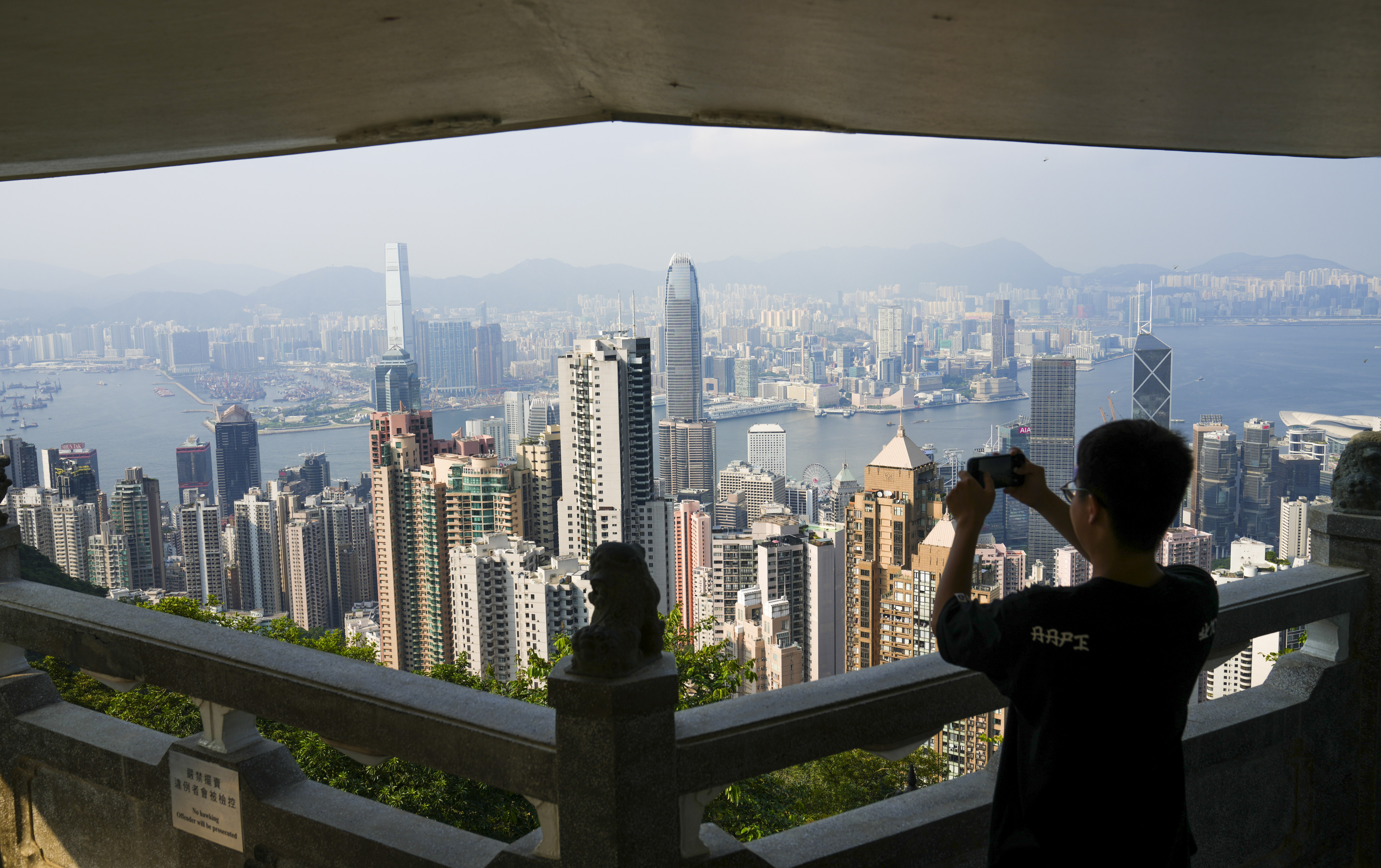 Bad news for home owners and investors in Hong Kong as the city’s high-end residential real estate market reports negative growth. Photo: Sam Tsang