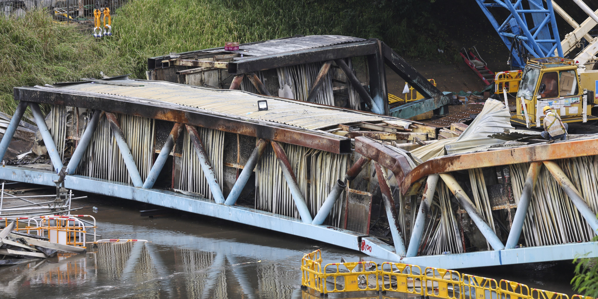 CLP’s workers remove the damaged bridge. The power company’s report about exactly what happened has turned out to be disappointing, because it still leaves questions unanswered. Photo: Edmond So