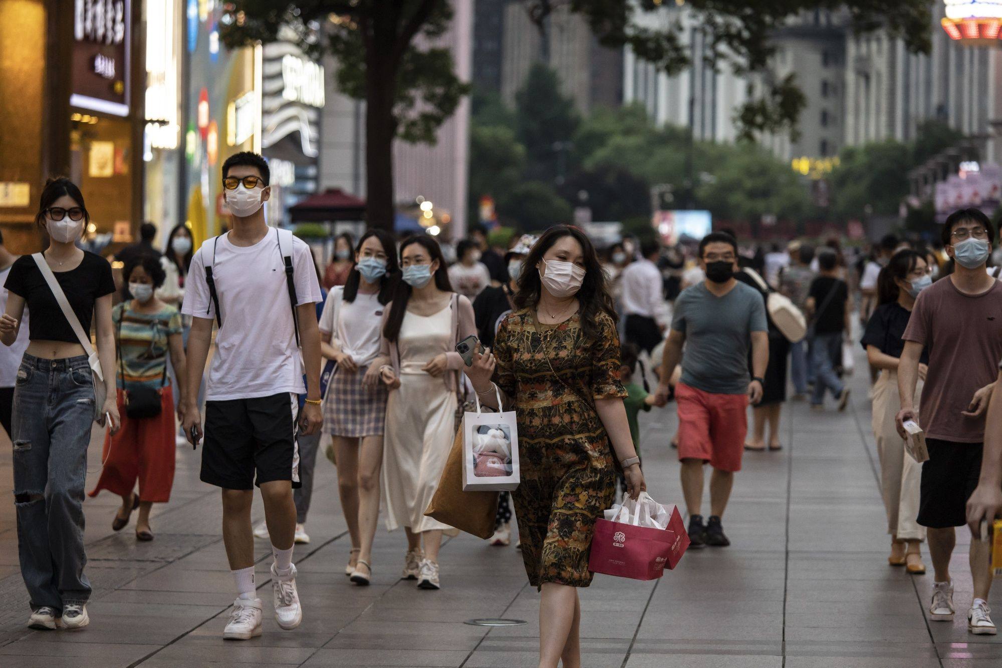 Shoppers and pedestrians walk along Nanjing Road shopping street in Shanghai on Saturday, July 9, 2022. Photo: Bloomberg.