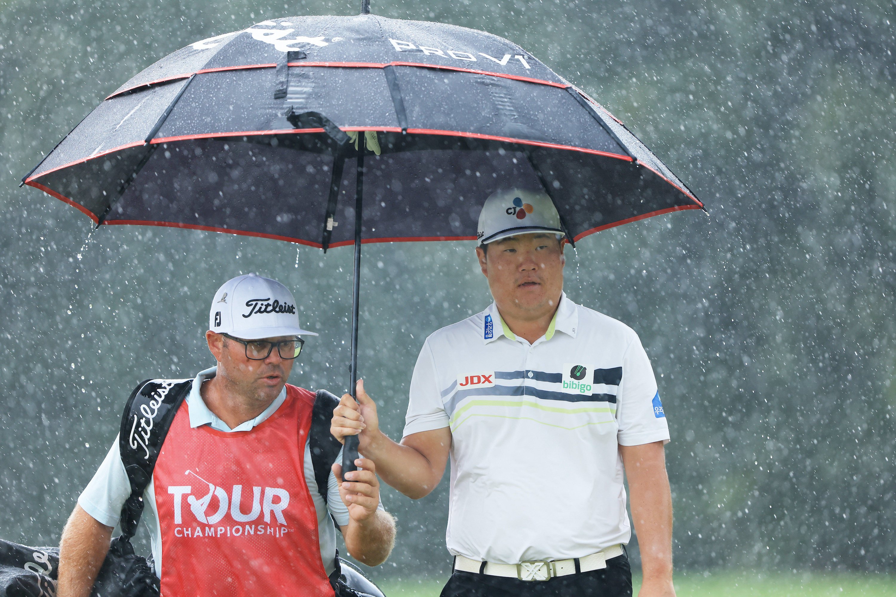 Sungjae Im of South Korea uses an umbrella on the second green during the first round of the Tour Championship at East Lake Golf Club. Photo: Getty Images