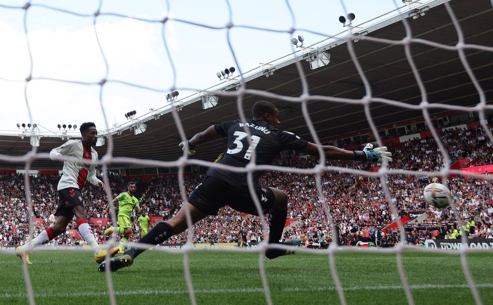 Manchester United midfielder Bruno Fernandes scores past Southampton goalkeeper Gavin Bazunu. Photo: AFP