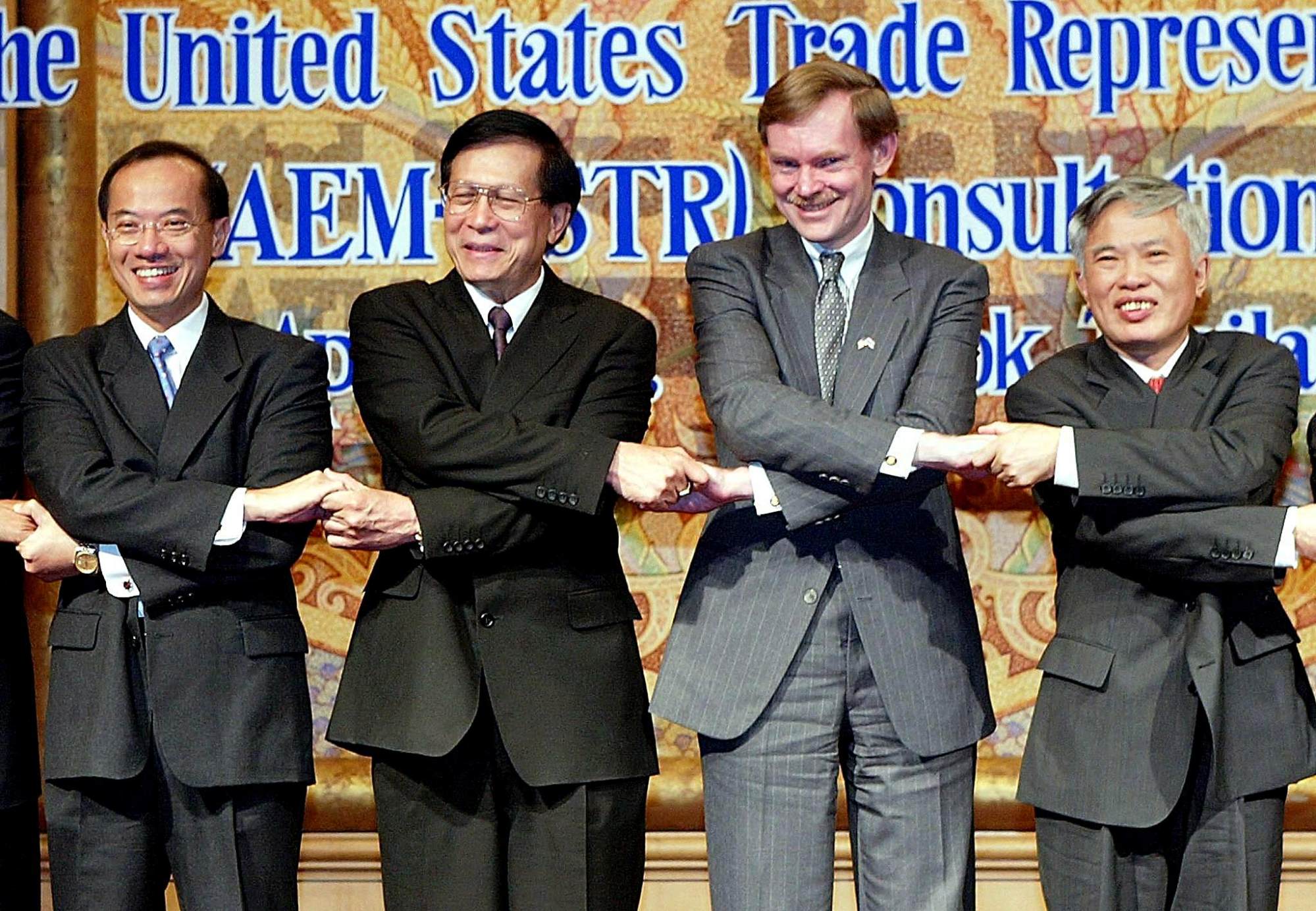 (From left) Singapore Trade Minister George Yeo, Thai Commerce Minister Adisai Bhotharamik, US Trade Representative Robert Zoellick and Vietnam Trade Minister Vu Khoan link hands during a meeting of Asean’s economic ministers in Bangkok in April 2002. Photo: AFP