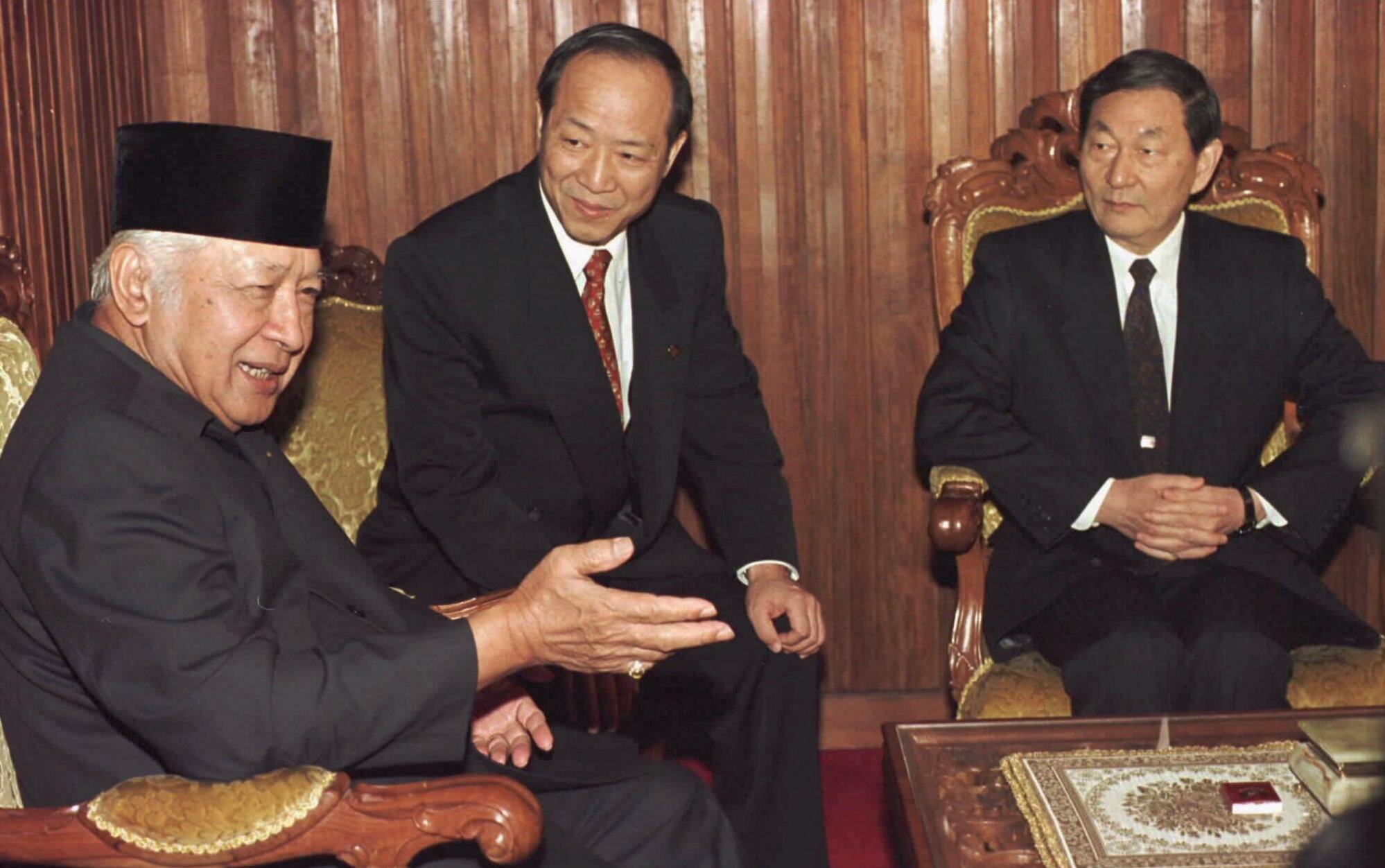 Vice-Prime Minister of The People’s Republic of China Zhu Rongji (right) during a meeting with Indonesian President Suharto (left) in May 1996 while in Jakarta to attend the Indonesia Summit Economic Conference. Photo: Reuters