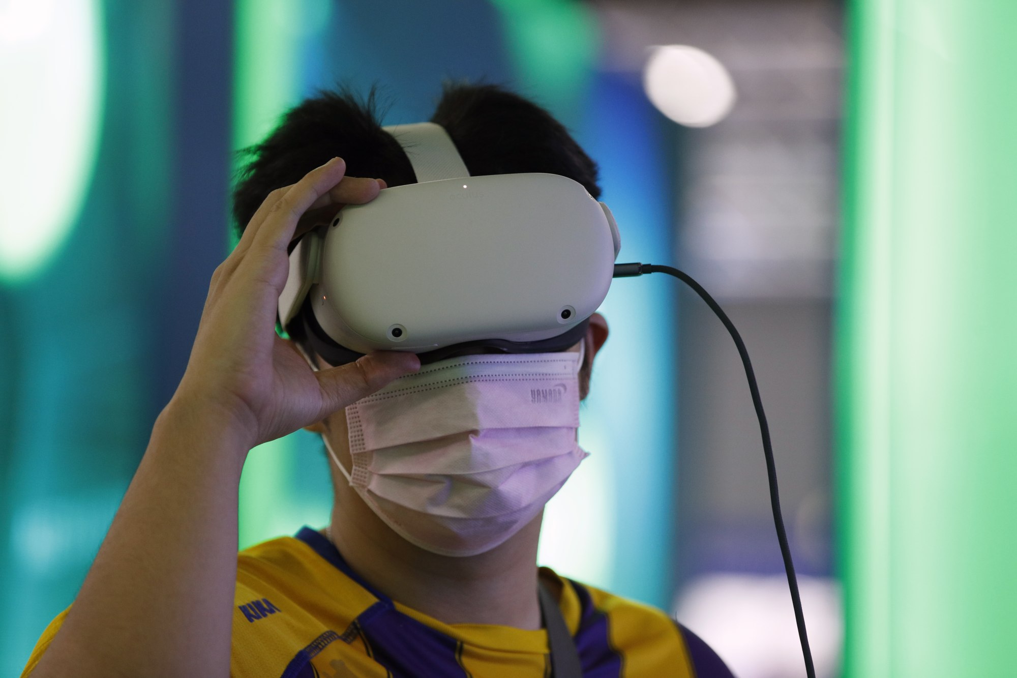 A visitor experiences the metaverse at the Thailand Crypto Expo in Bangkok, Thailand, on May 12. Photo: EPA-EFE