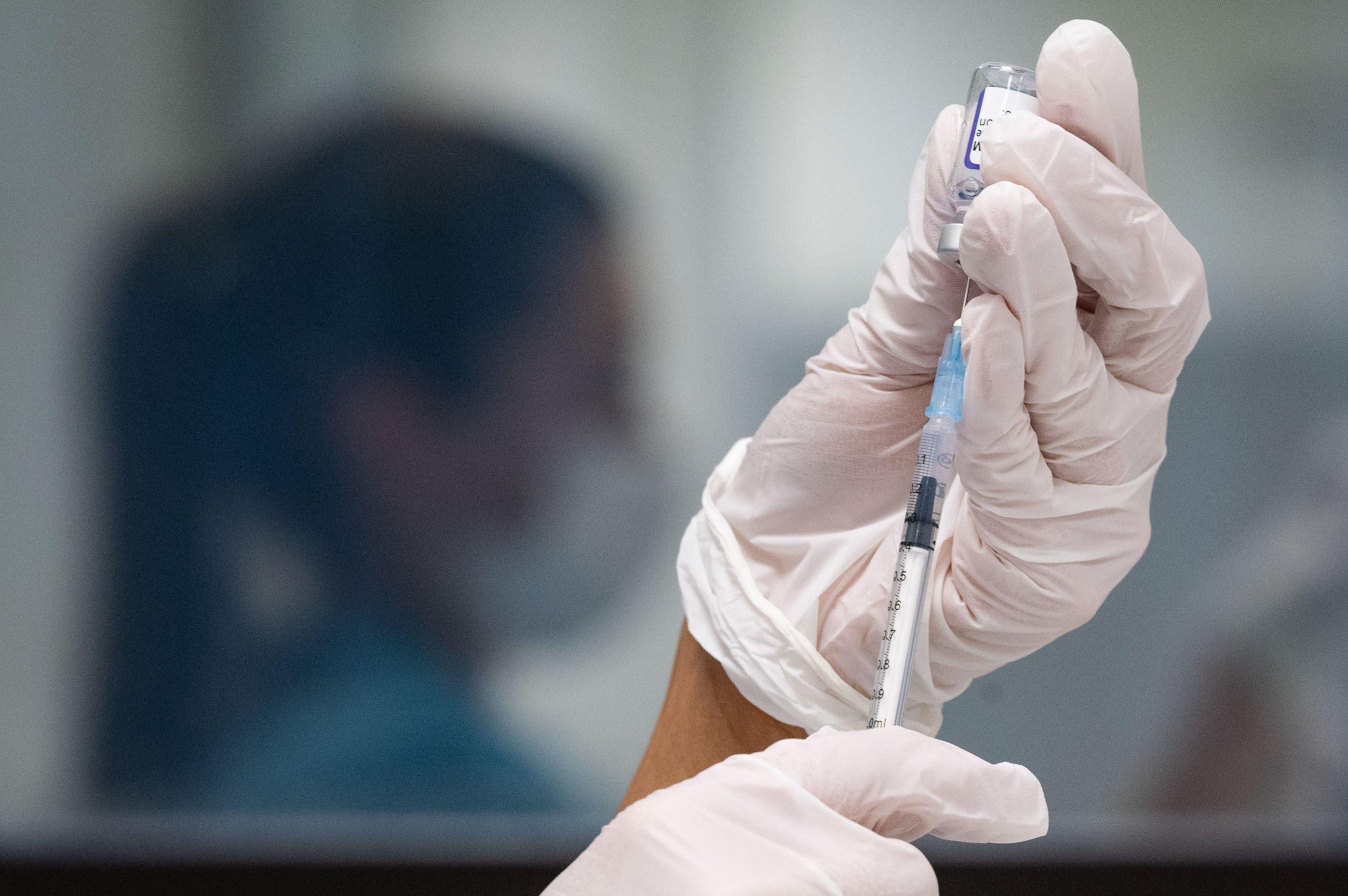A health worker draws up a dose of Pfizer/BioNTech coronavirus vaccine. Photo: DPA