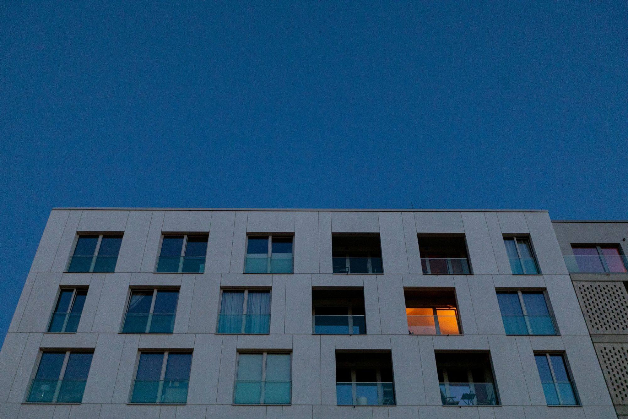 A light is on in a block of apartments at dusk in Berlin, Germany, on August 16. German citizens, municipalities and industrial consumers have been asked to save energy, as the German economy that is Europe’s growth engine faces problems including surging power prices. Photo: Bloomberg 