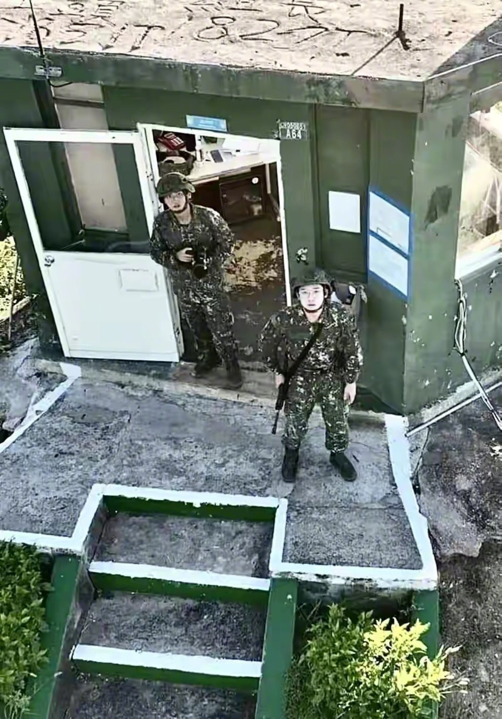 A photo circulating on mainland social media taken by a drone shows two Taiwanese soldiers close-up when flying over Kinmen. The photo was taken from 1,000 metres. Photo: Weibo