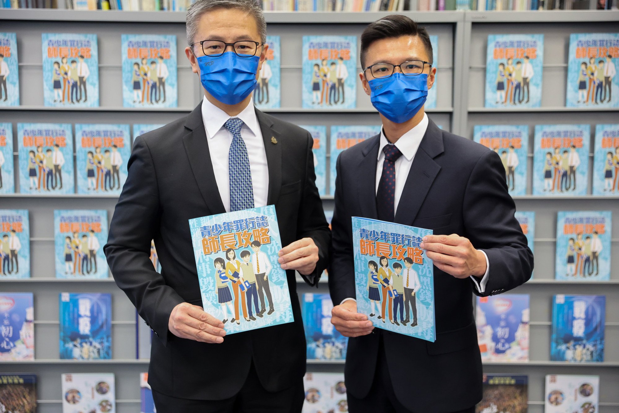Commissioner of Police Siu (left) and Senior Superintendent Leung Chung-man, of the force’s public relations wing, launch a booklet designed to prevent juvenile crimes. Photo: Edmond So