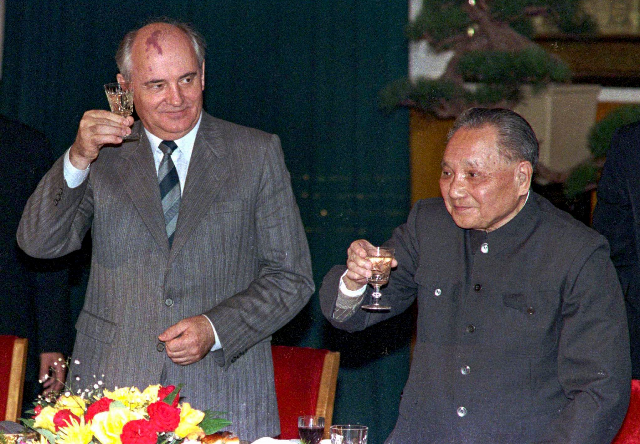 Soviet leader Mikhail Gorbachev (left) raises his glass in a toast with Chinese senior leader Deng Xiaoping at a banquet at the Great Hall of the People on May 16, 1989. Photo: Reuters