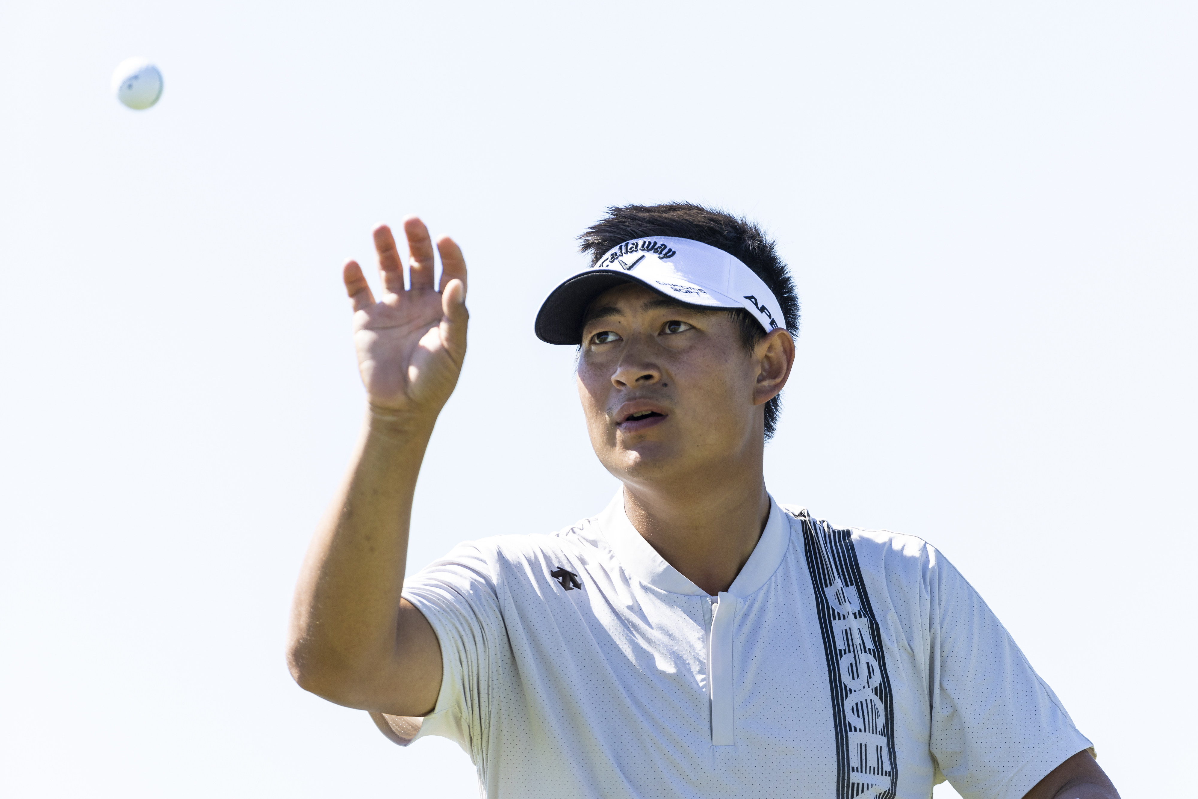 Carl Yuan of China catches a golf ball on the 1st tee during a practice round prior to the Korn Ferry Tour Championship presented by United Leasing and Financing at Victoria National Golf Club on August 31, 2022 in Newburgh, Indiana. Photo: Getty Images