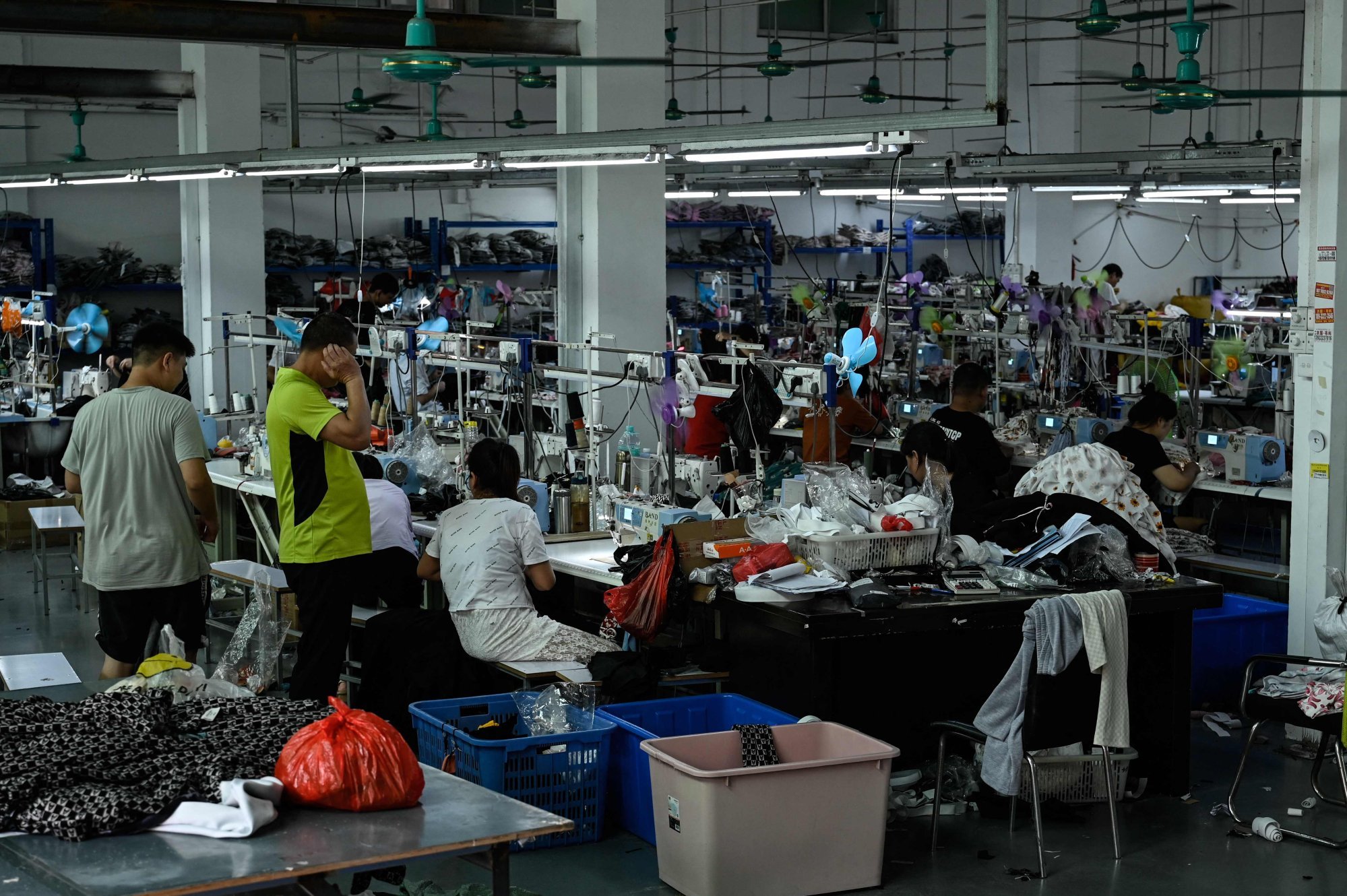 Os trabalhadores das fábricas de vestuário estão expostos a produtos químicos perigosos, e os efeitos podem aumentar com o tempo.  Foto: Jade Gao/AFP