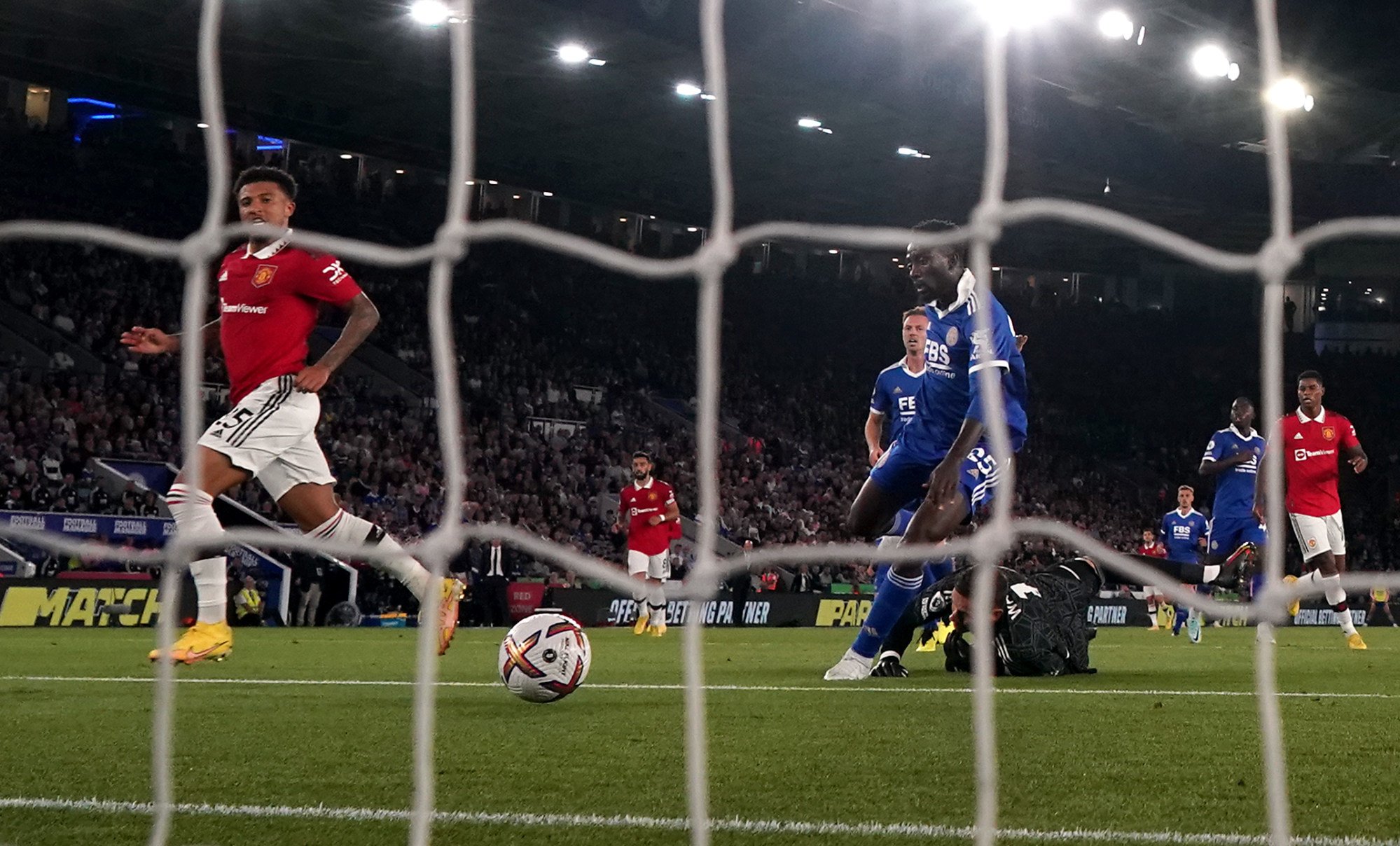 Manchester United’s Jadon Sancho scores his side’s winner against Leicester City at the King Power Stadium. Photo: DPA