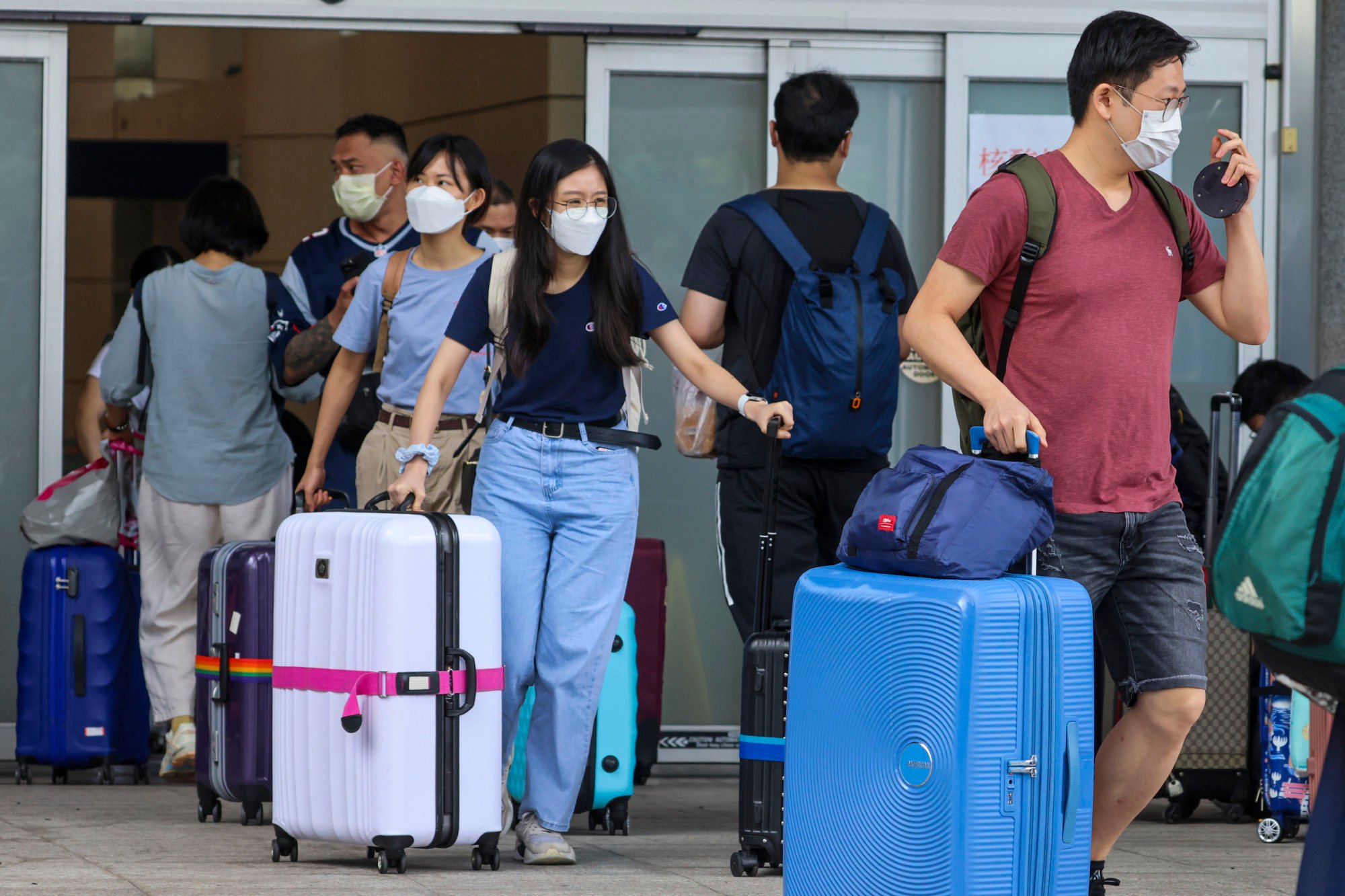 People heading to mainland China queue at Shenzhen Bay Port. Photo: Dickson Lee