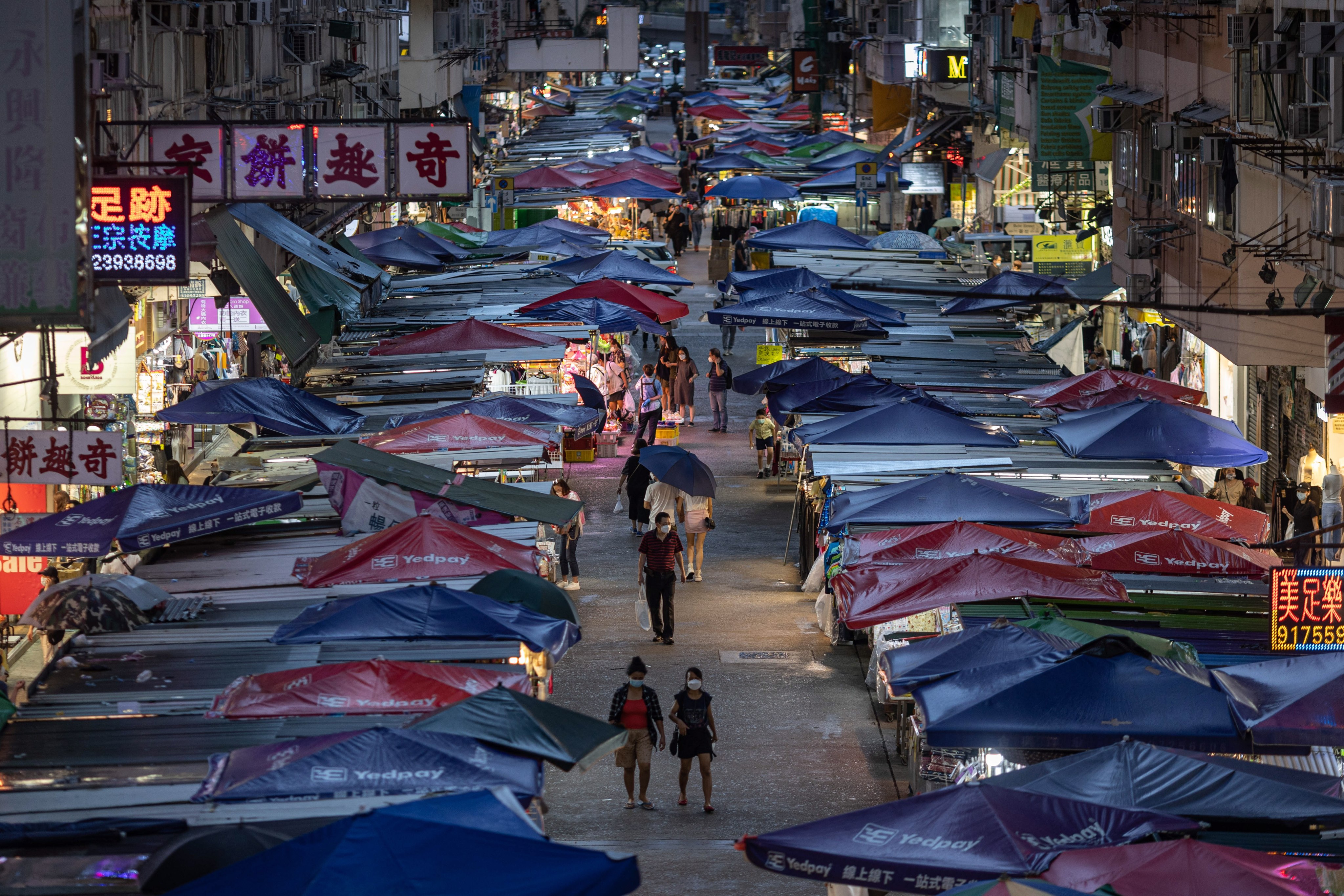 People walk along a street market in Mongkok, Hong Kong. Photo: EPA-EFE