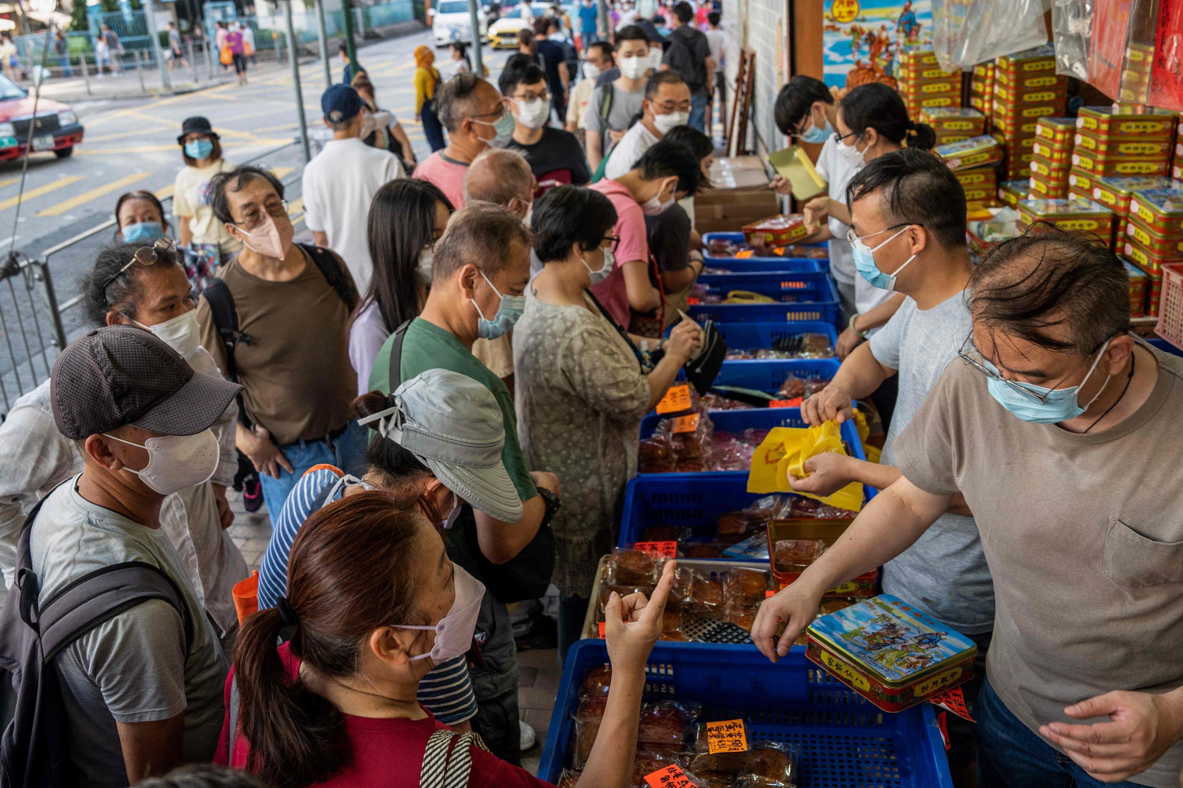 Customers crowd around a stall selling mooncakes ahead of the Mid-Autumn Festival in Hong Kong on September 4. Photo: AFP