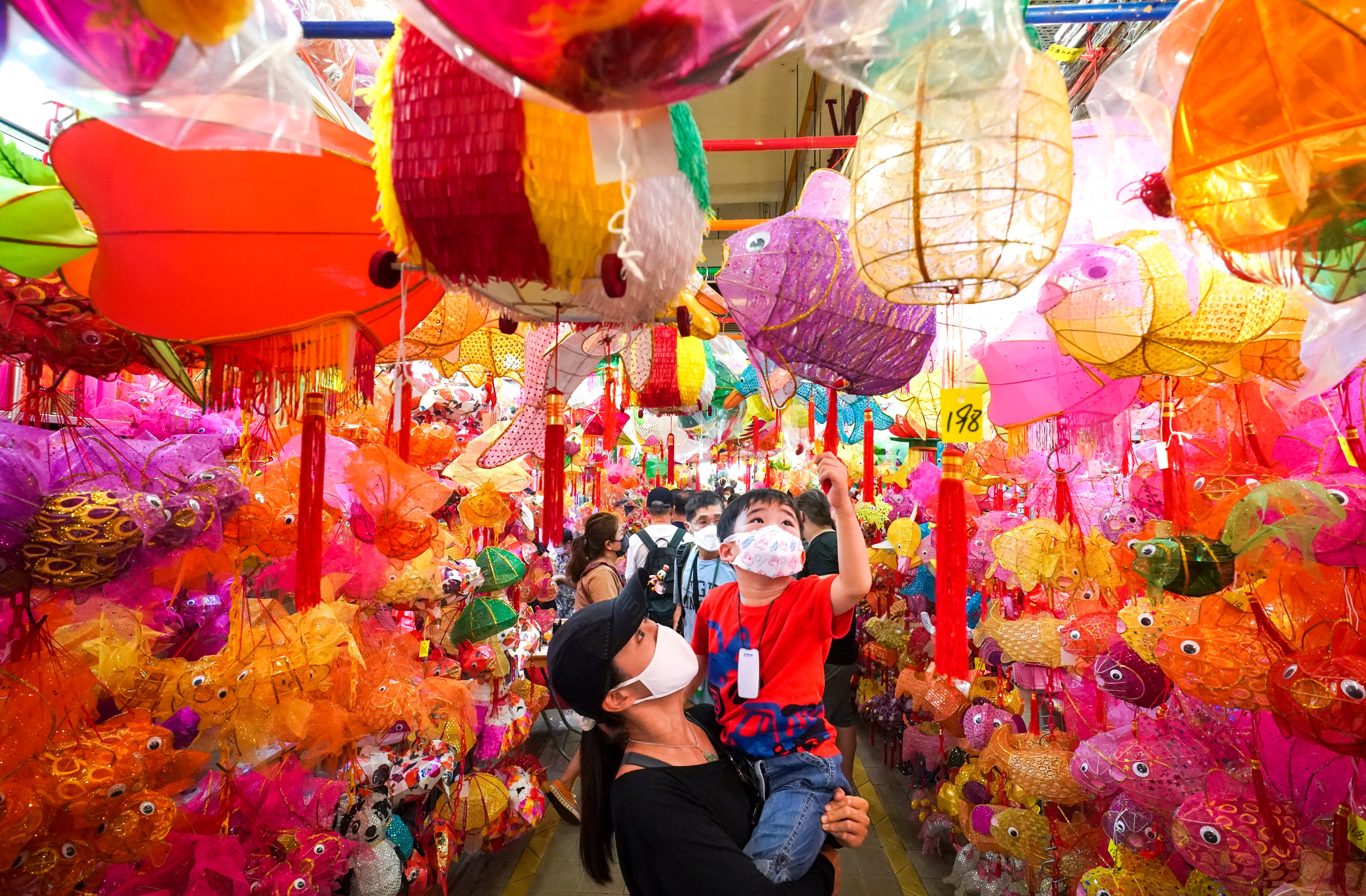 People select lanterns at a shop in the Tai Kiu Market in Yuen Long. Photo: Felix Wong