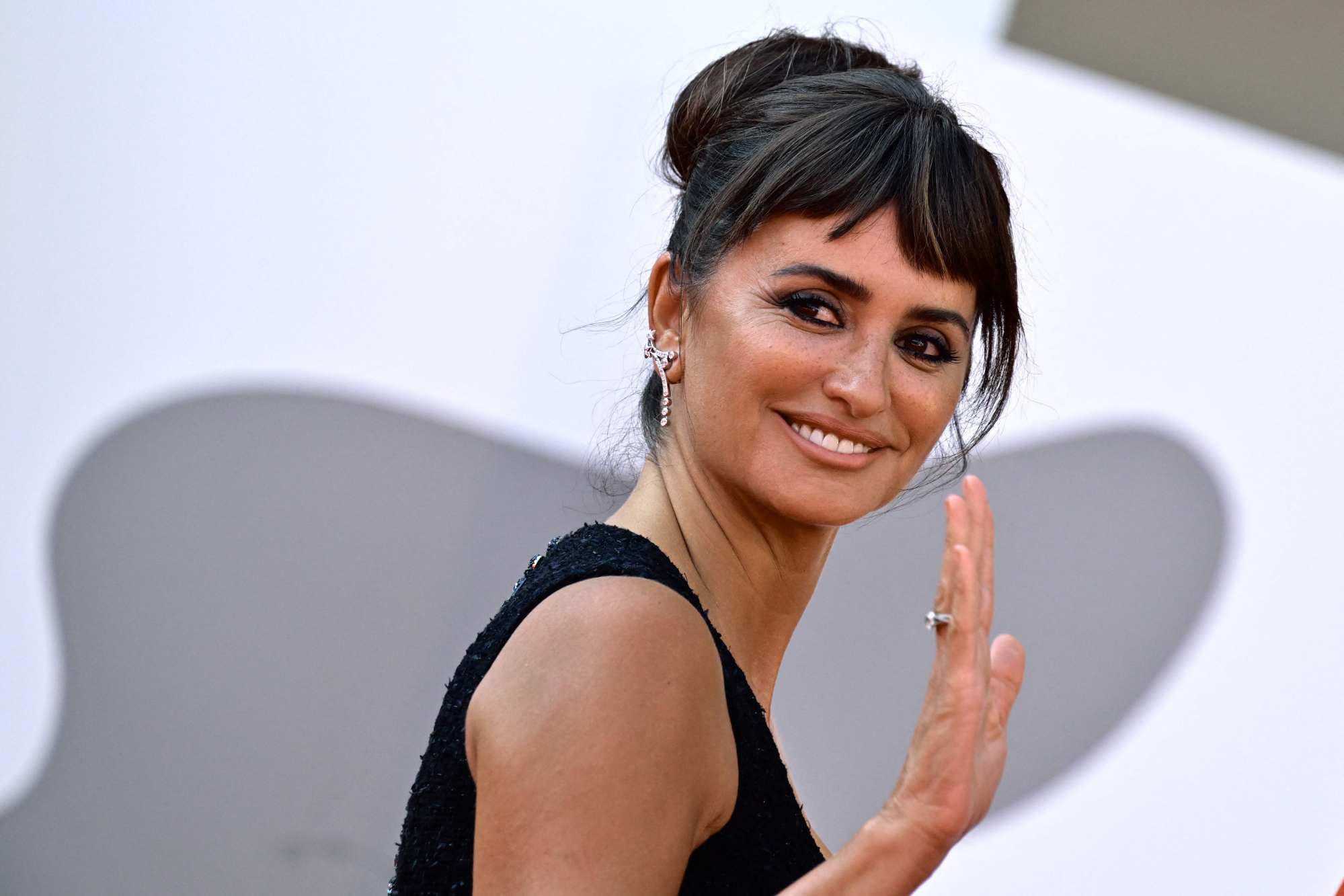 Spanish actress Penélope Cruz walked the Venice red carpet on September 6, for the screening of the film En Los Margenes (On The Fringe), presented in the Orizzonti competition as part of the 79th Venice International Film Festival at Lido di Venezia in Venice, Italy. Photo: AFP