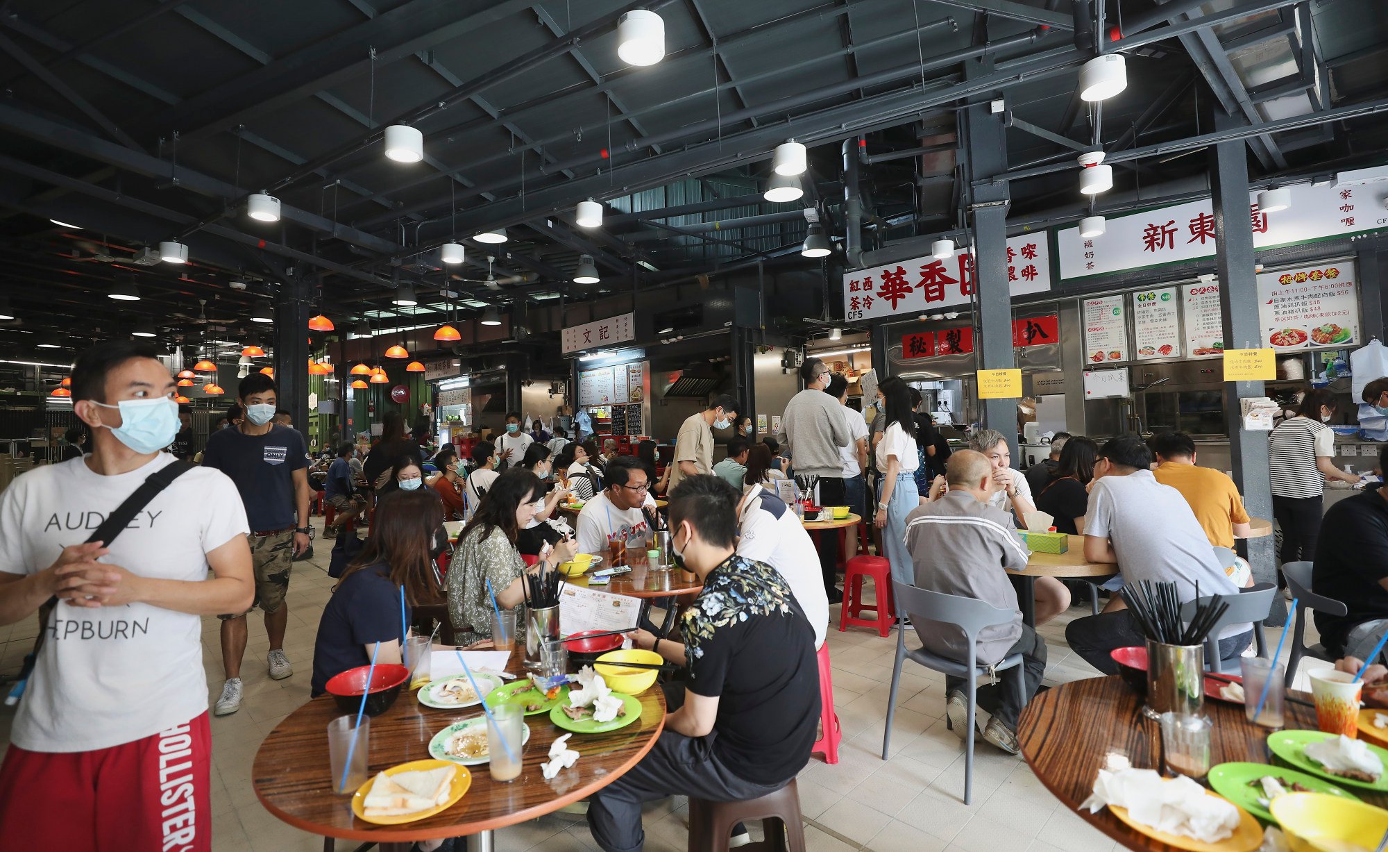 People eat lunch at the Haiphong Road Temporary Cooked Food Hawker Bazaar in Tsim Sha Tsui. Photo: Xiaomei Chen