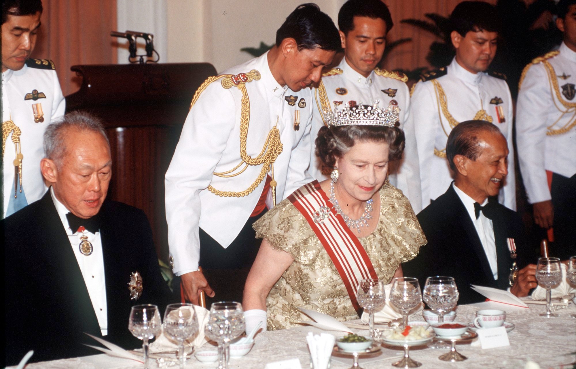 Queen Elizabeth attends a banquet with Singapore’s founding leader Lee Kuan Yew (left) in 1989. File photo: Getty Images