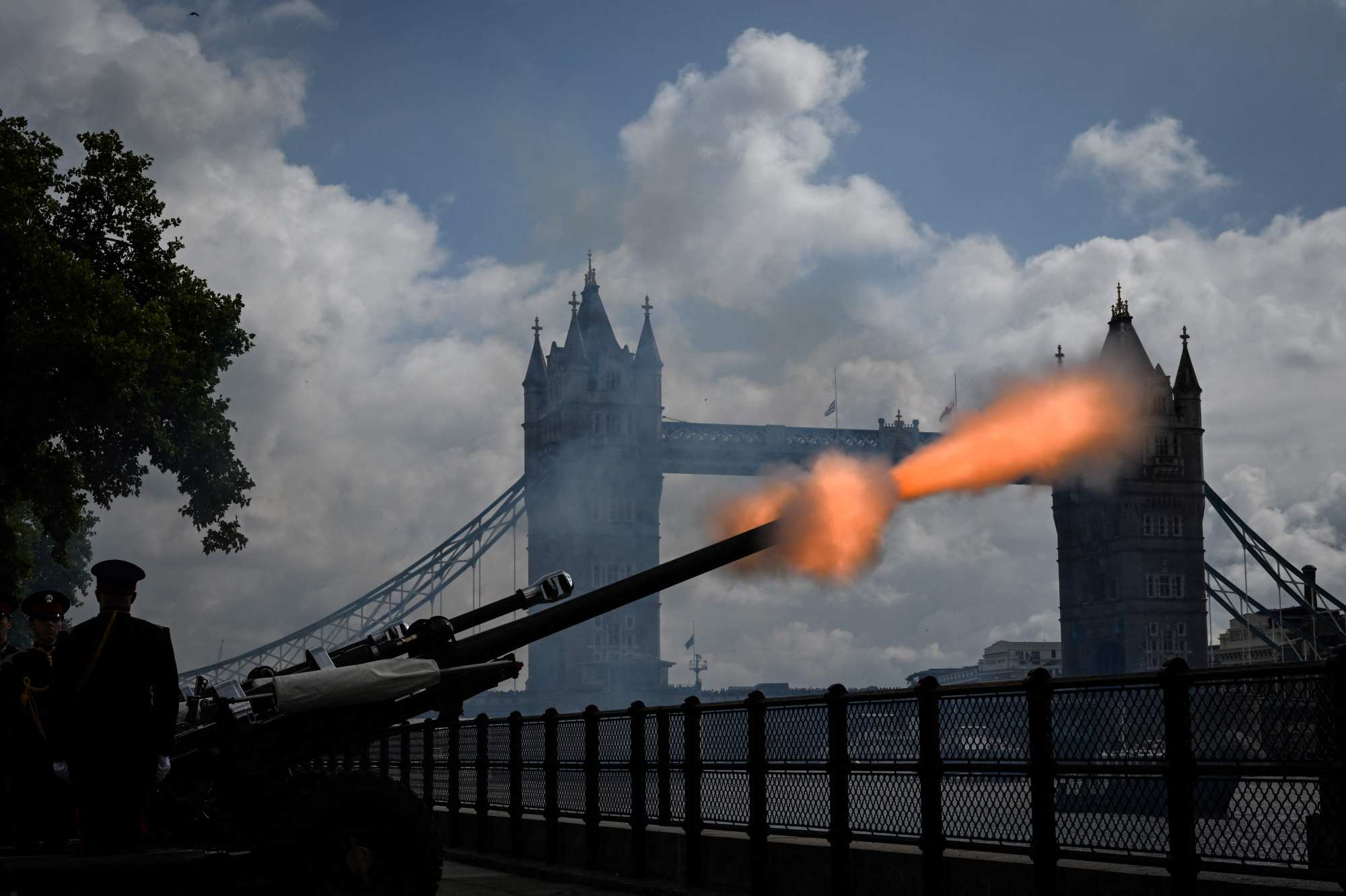 Cannon fire rang out across all four corners of the UK and beyond on Friday, in a ceremonial ‘death gun salute’ in memory of Queen Elizabeth. Photo: AFP