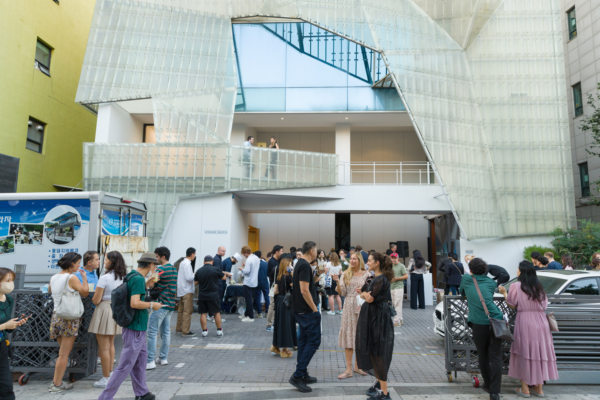 A crowd outside Lehmann Maupin’s gallery at Frieze Seoul. Photo: Lehmann Maupin