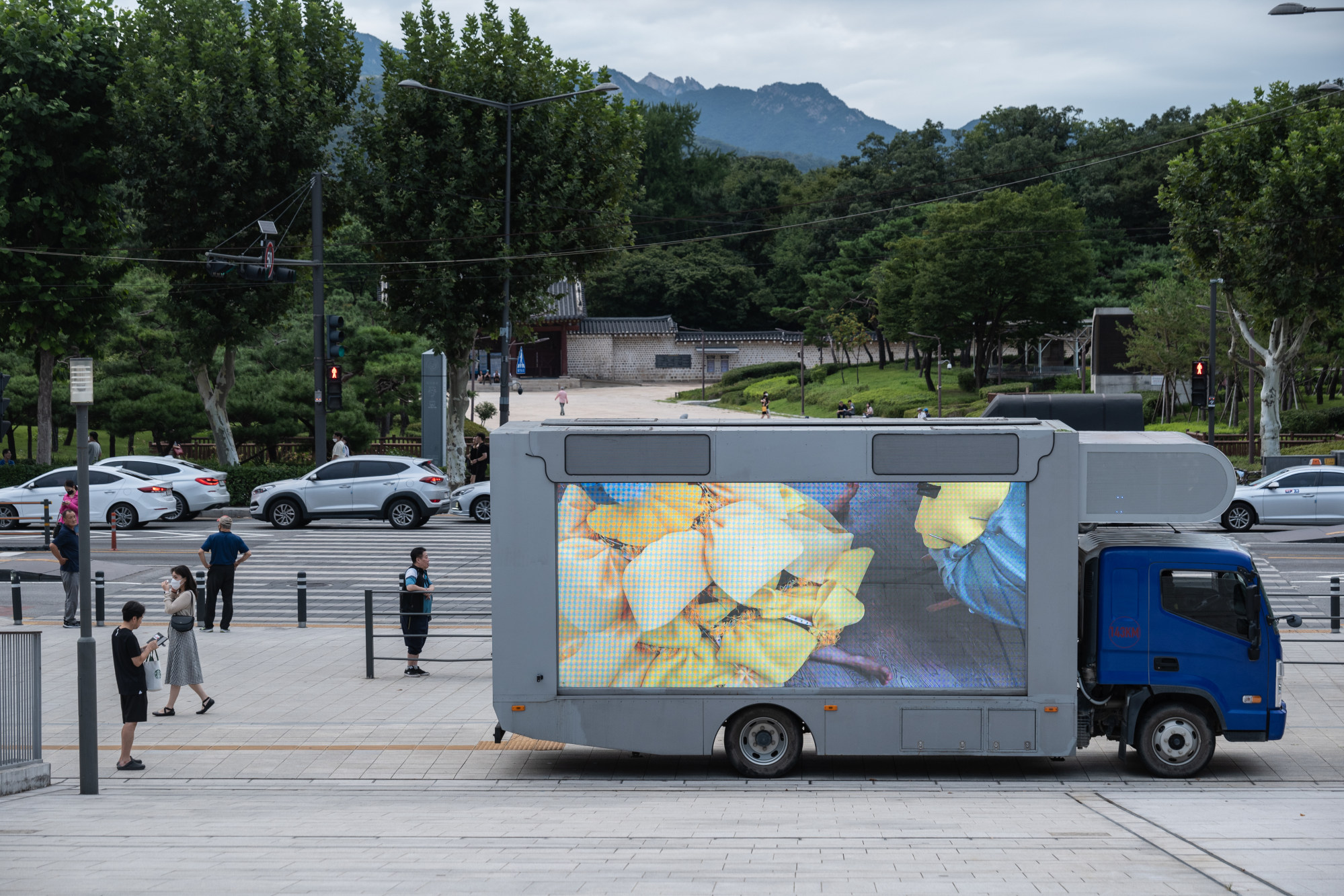143km, a cohort of graduate students at the Korea National University of Arts, hired a truck with an LED billboard to display their own video works outside the venue of two major art fairs in Seoul. Photo: 143km