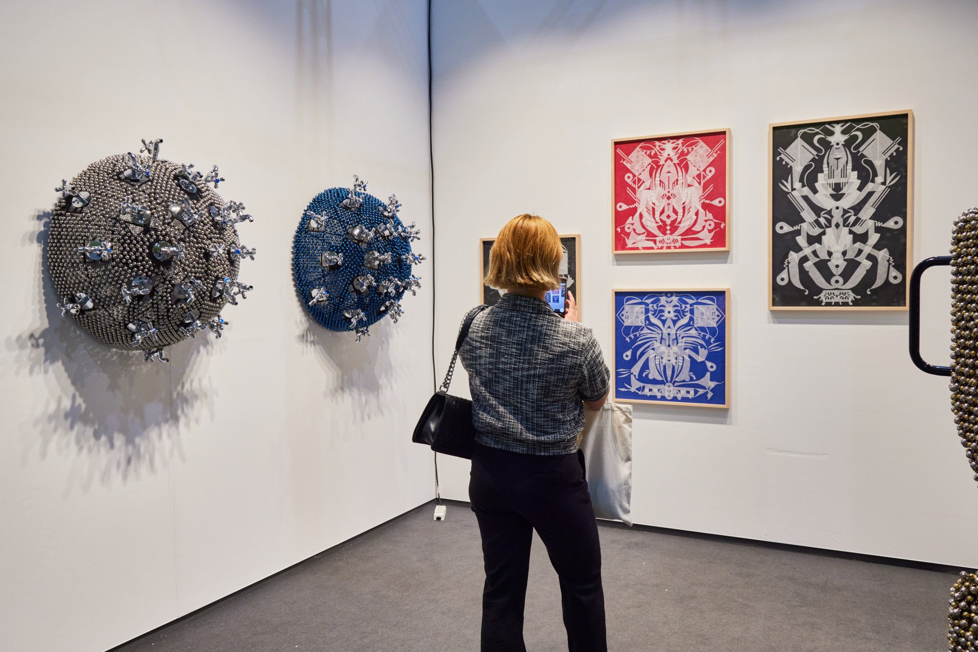 A visitor to Frieze Seoul at the Kukje Gallery booth. Photo: Frieze Seoul
