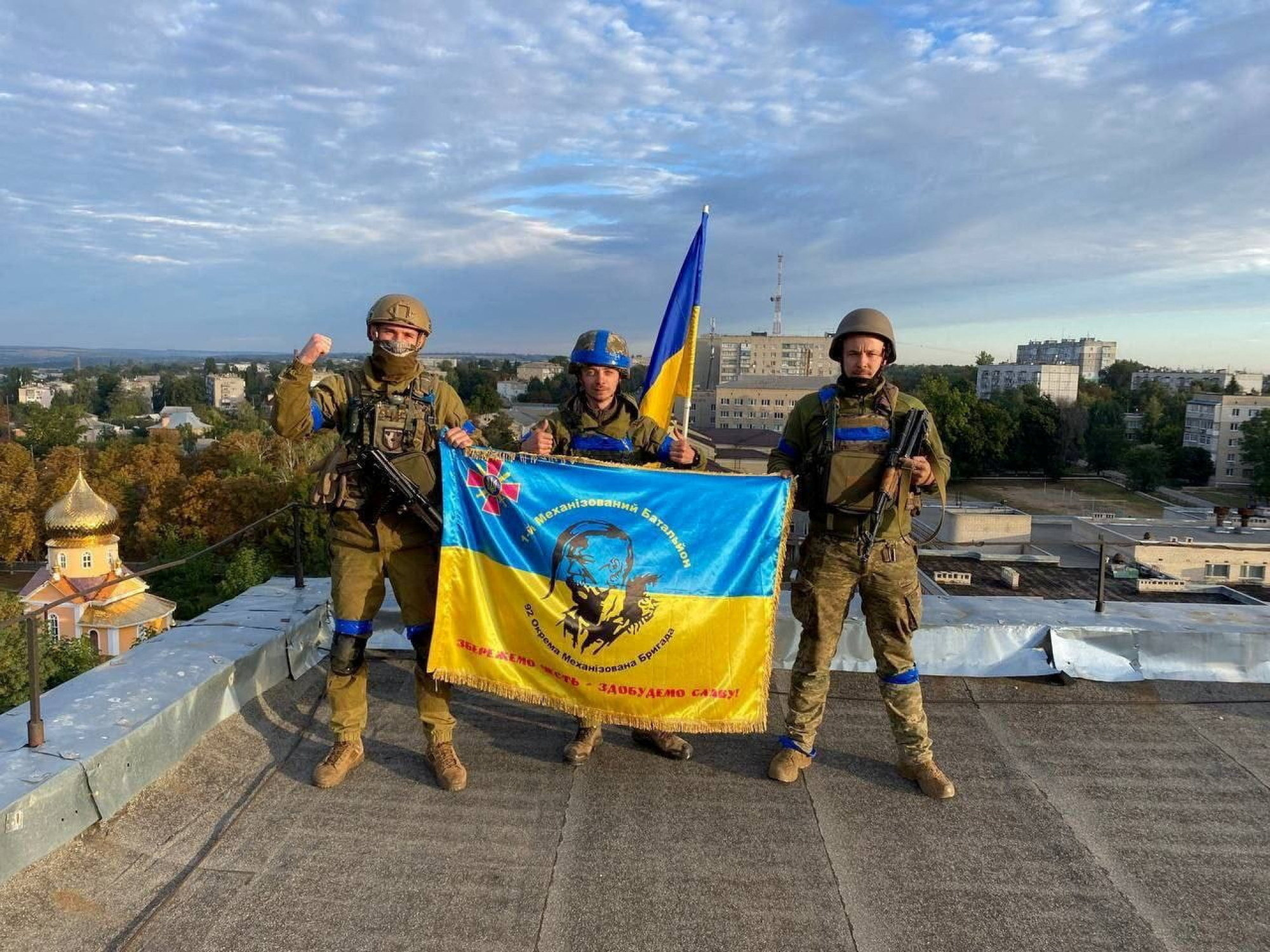 Запад против украины. Военный флаг Украины. Украинские войска в Изюме. Солдат с флагом Украины.