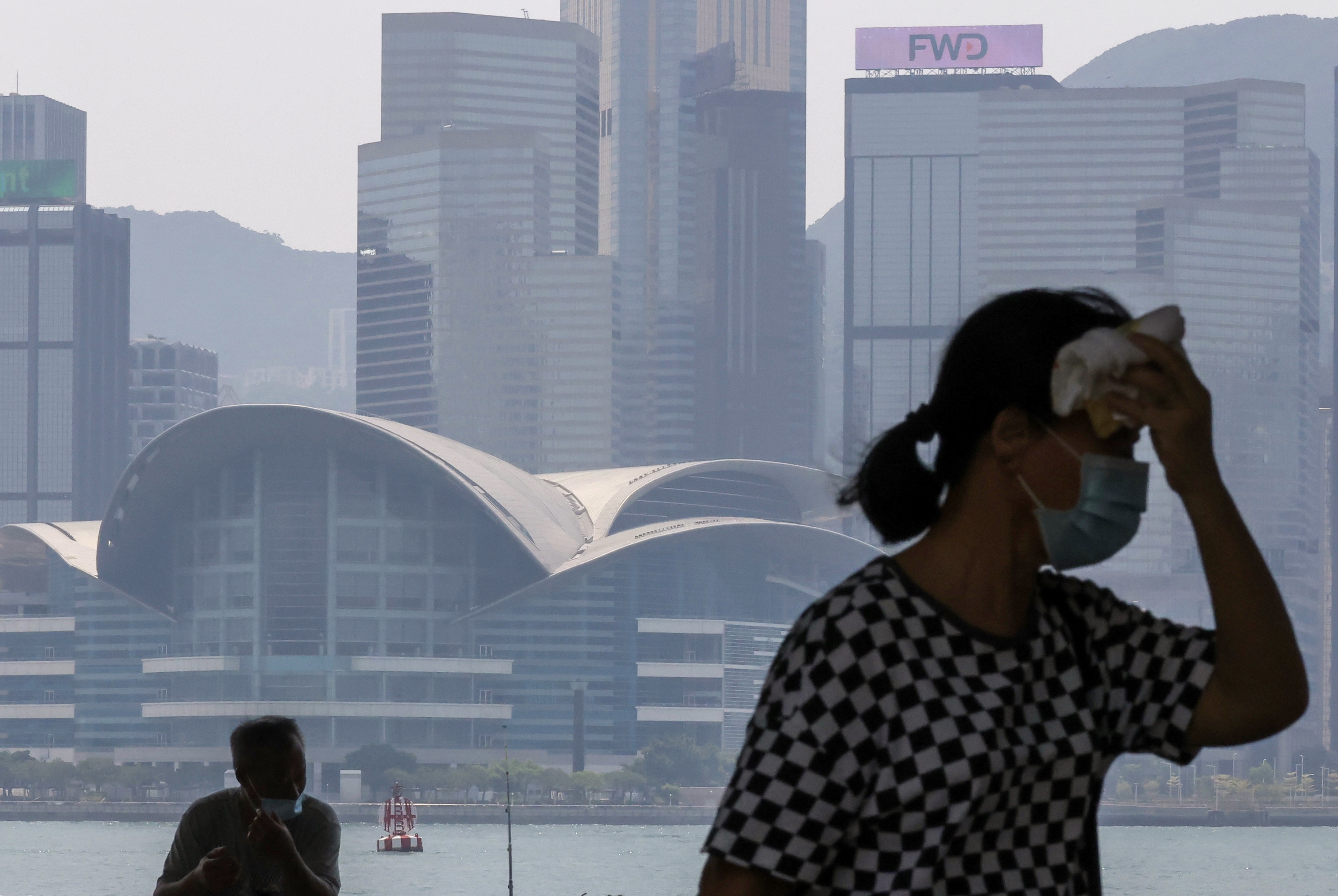 HIgh temperatures and a haze at the Tsim Sha Tsui Promenade as the Environmental Protection Department issues an air pollution warning for much of the city. Photo: Jonathan Wong.
