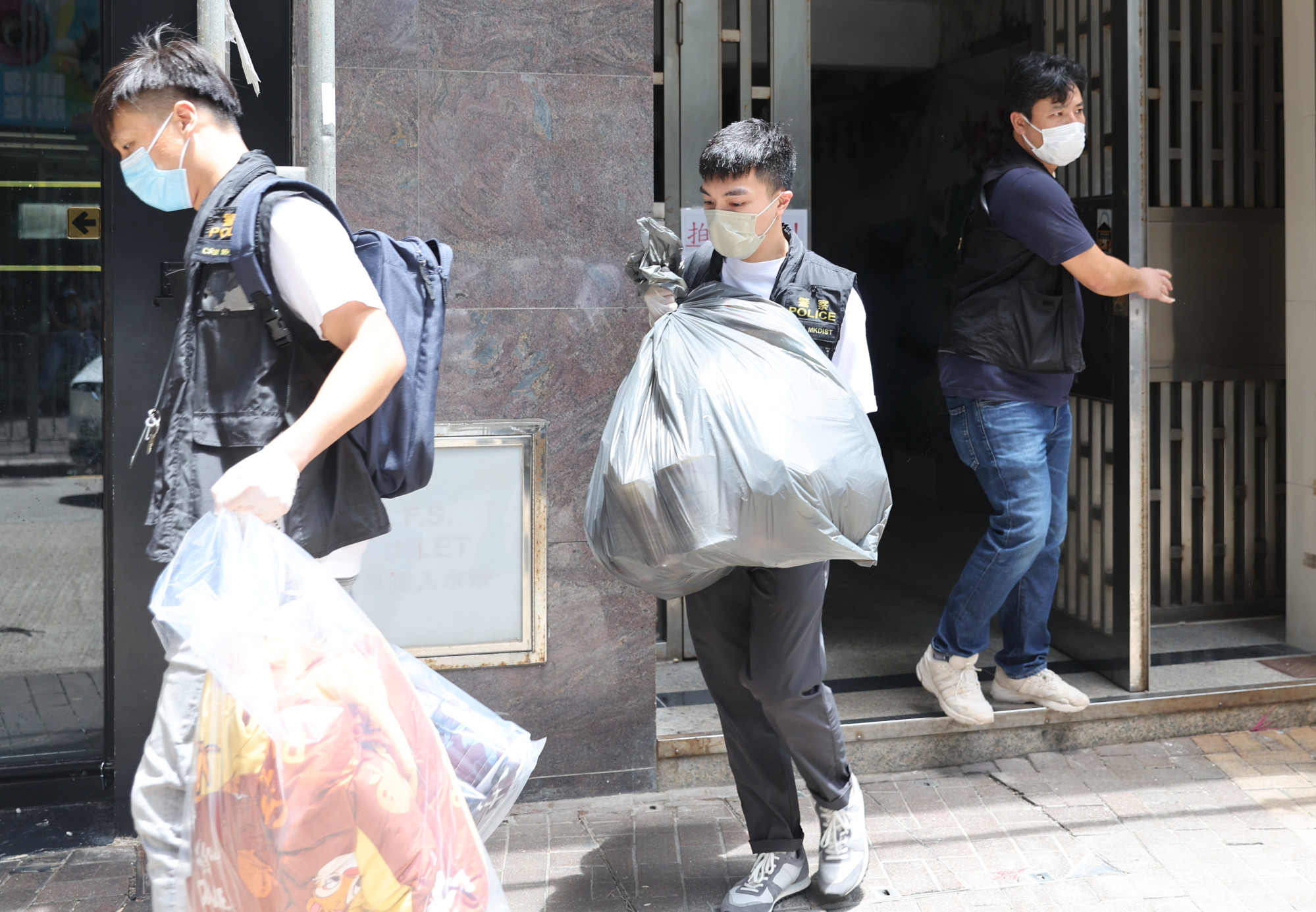Police officers investigate at a flat in Tai Kok Tsui on August 13 after a three-month-old baby died there. Photo: Edmond So