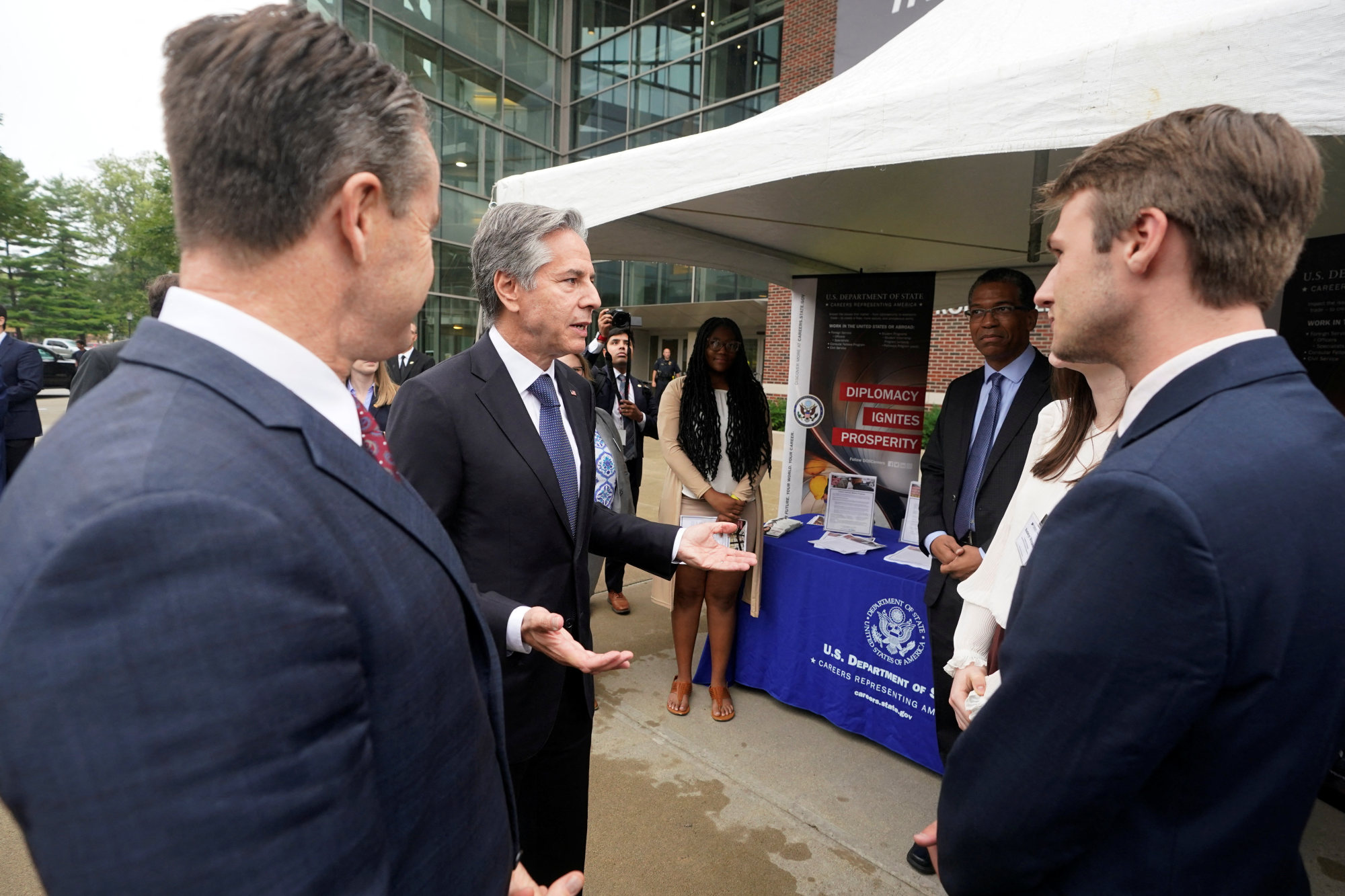 US Republican Senator Todd Young (left) and Secretary of State Antony Blinken talk with students at a job fair at Purdue University, September 13, 2022, in West Lafayette, Indiana. Photo: Reuters