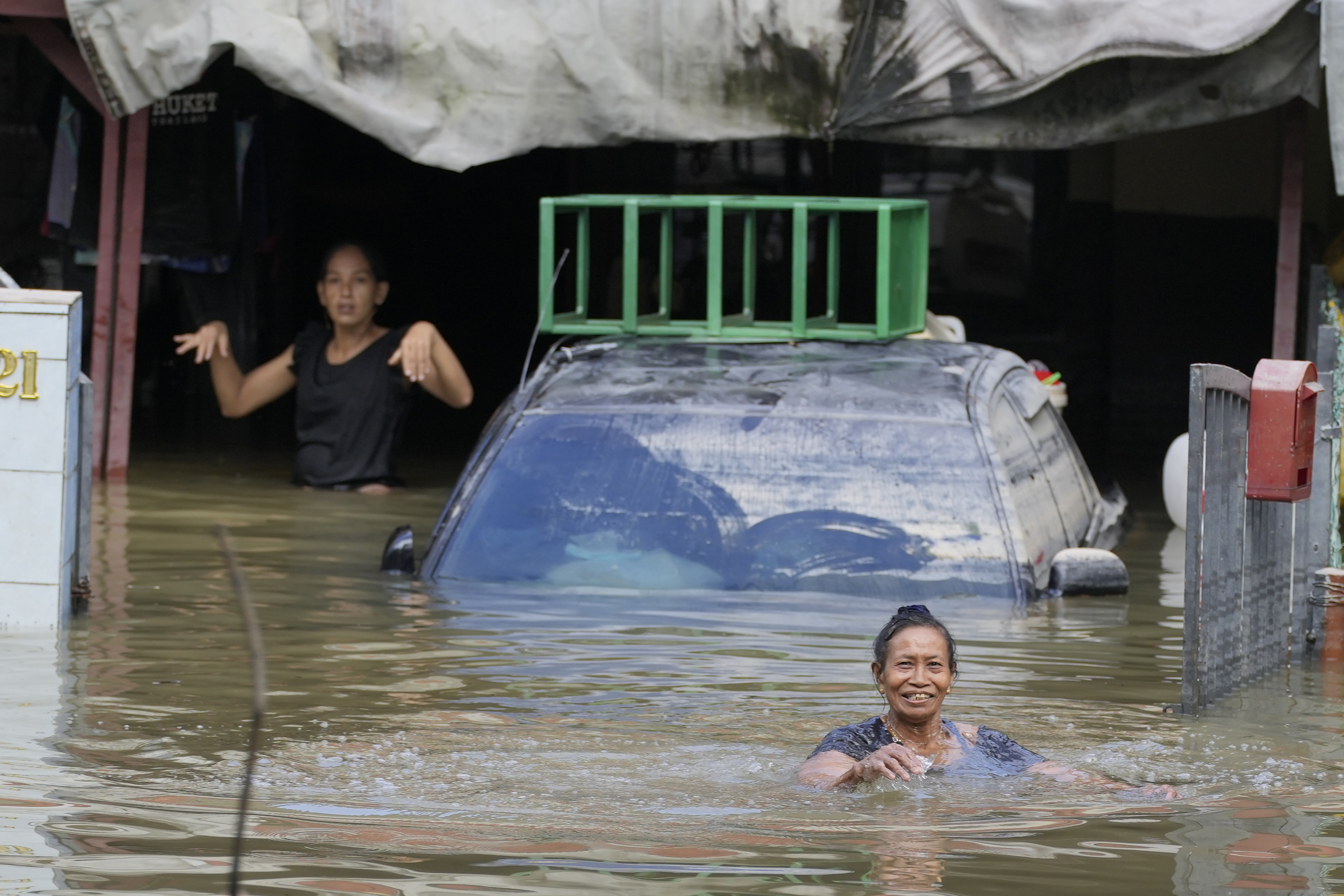 Residents are trapped at their house affected by a flood in Shah Alam, outskirts of Kuala Lumpur, Malaysia on December 20, 2021. Photo: AP/File