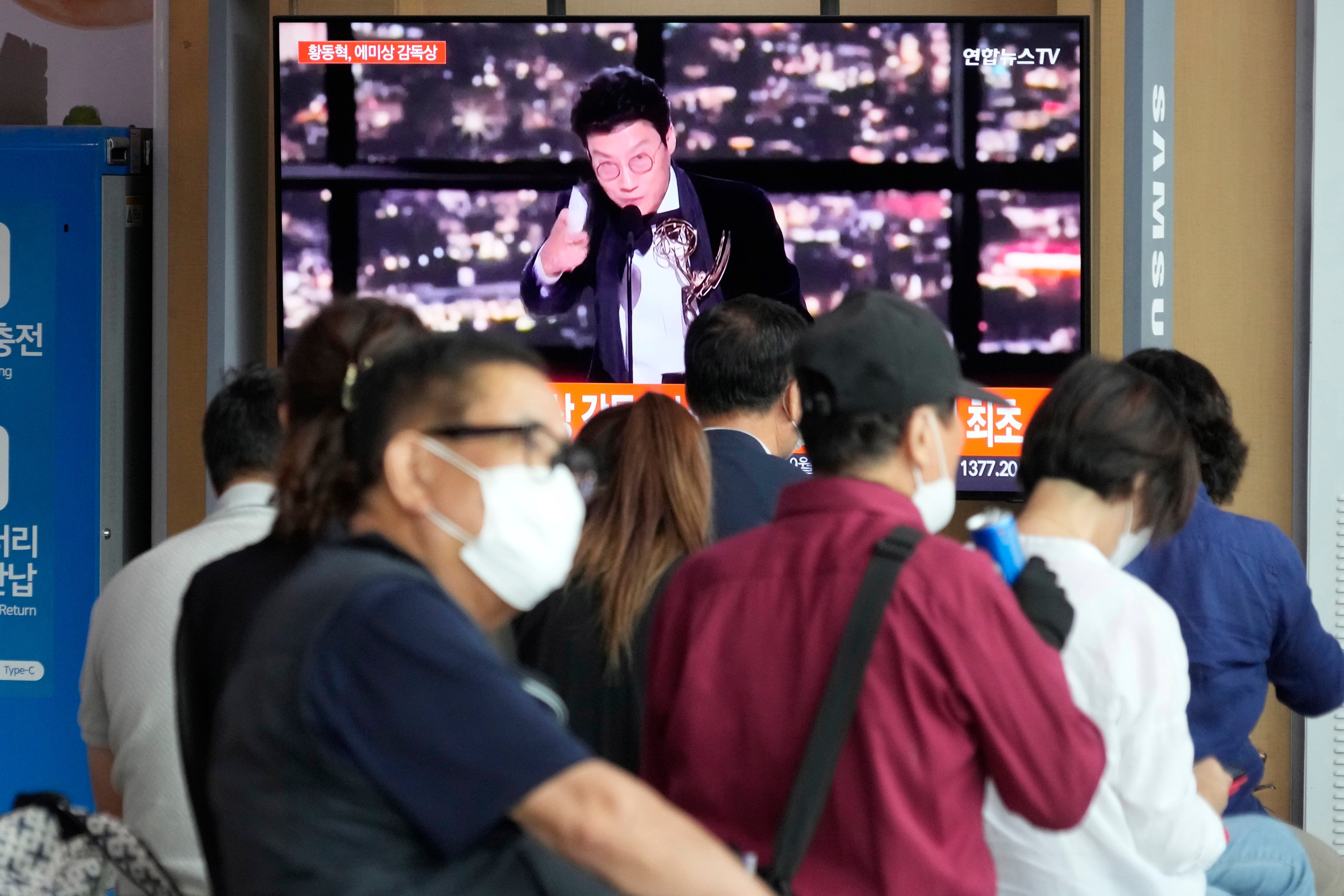 A TV screen shows Squid Game director Hwang Dong-hyuk accepting his Emmy award during a news programme at the Seoul Railway Station in Seoul on September 13. Photo: AP