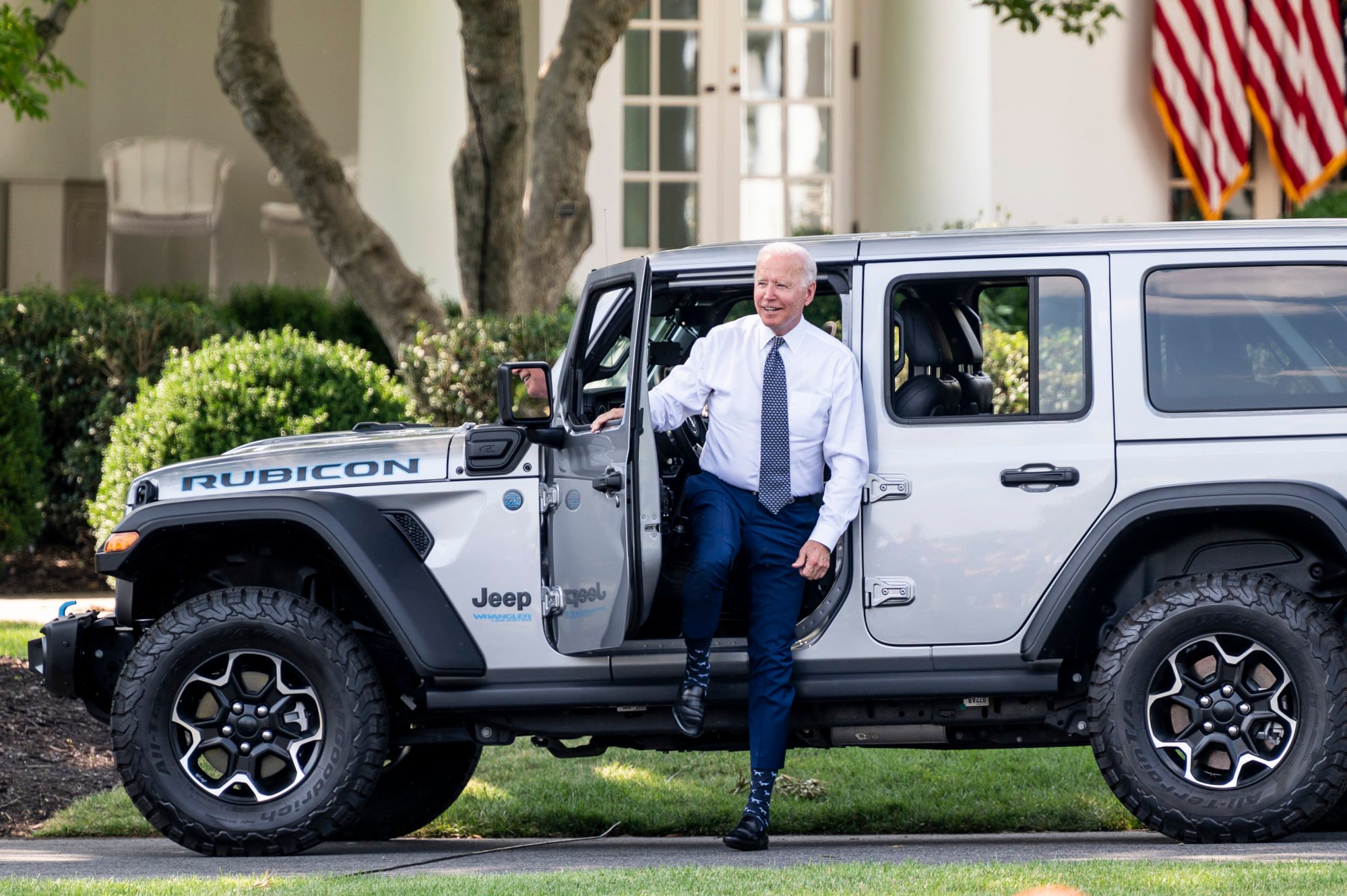 US President Joe Biden gets out of a Jeep Wrangler Limited Rubicon 4xE, which he drove near the White House. Photo: dpa