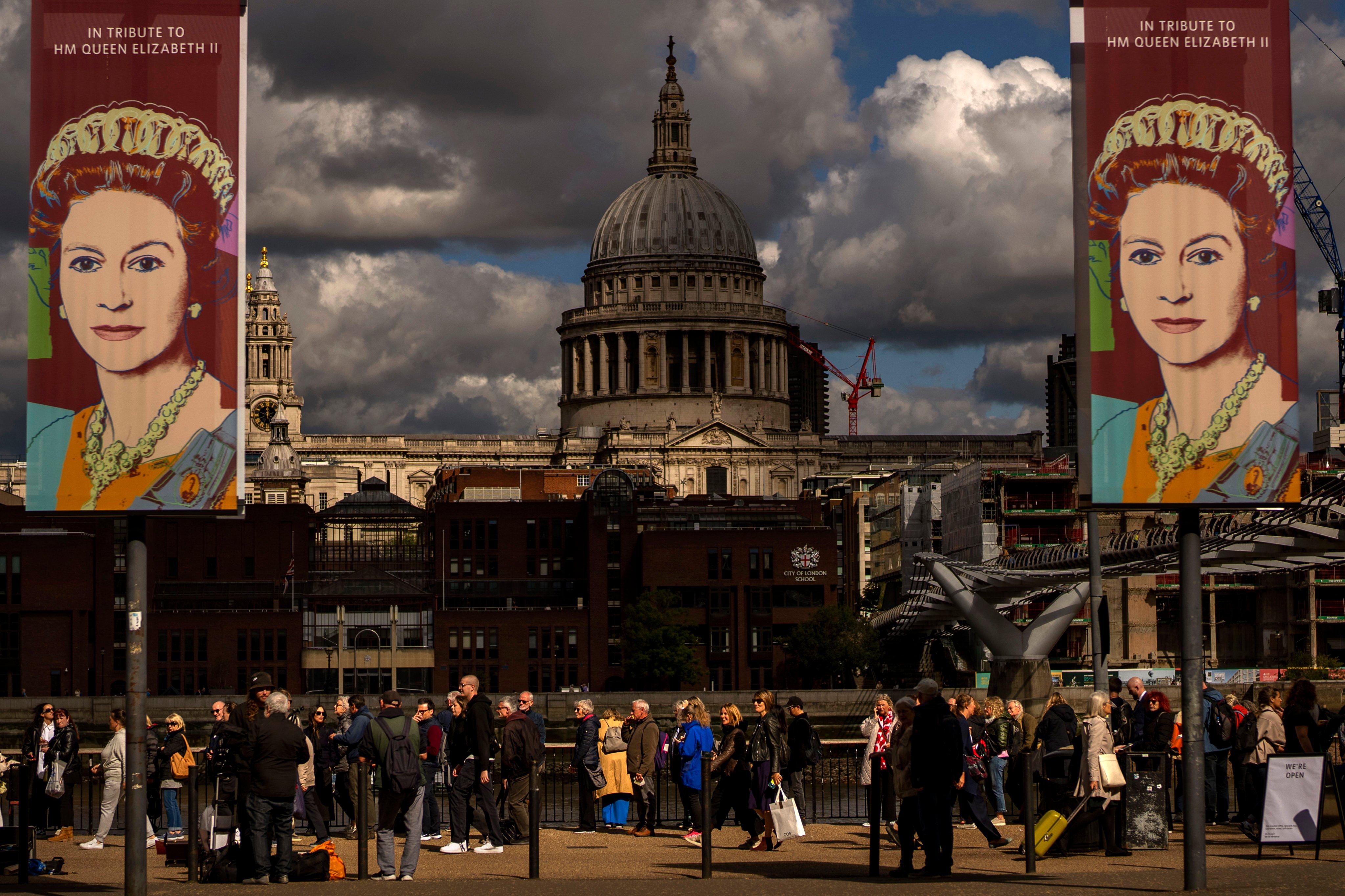 People queue in London on Friday to pay their respects to late Queen Elizabeth II. Her funeral will take place on Monday. Photo: AP