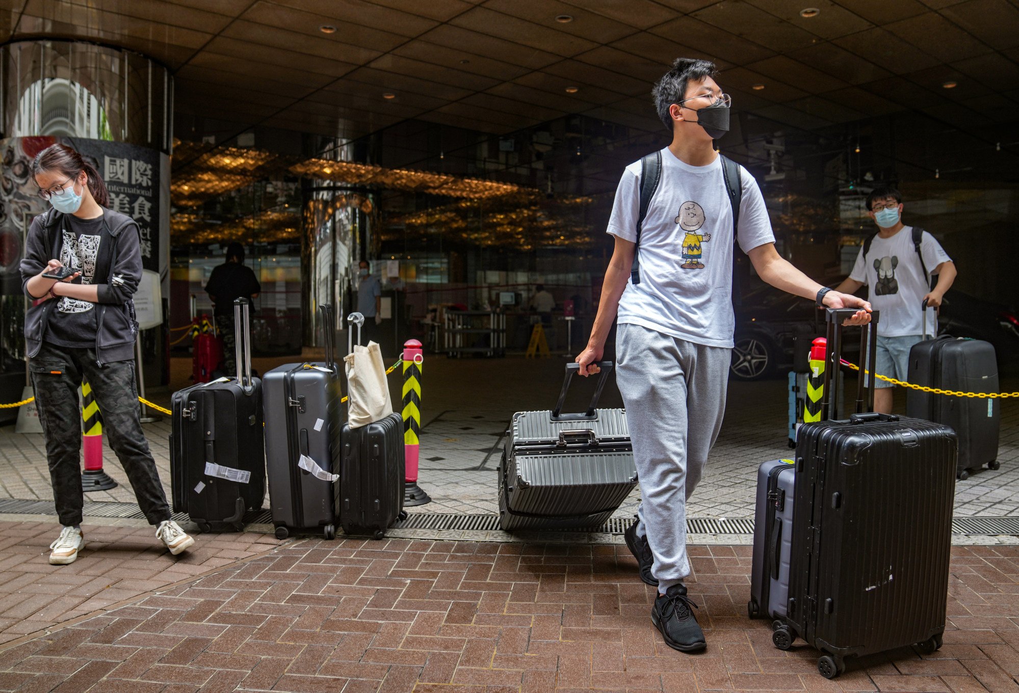 Arrivals at a designated quarantine hotel in Tsim Sha Tsui. Photo: Sam Tsang
