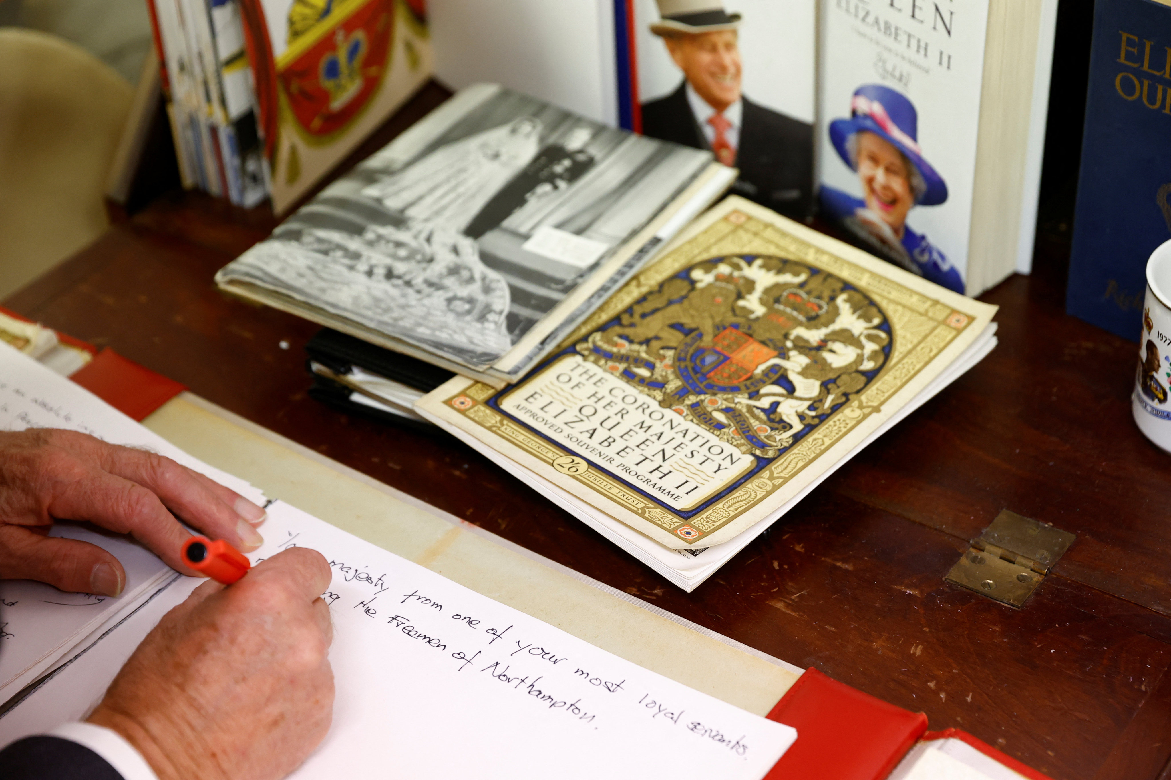 葛仲珊 Miss Ko 皇后區的皇后 Queen of Queens サイン入り Queen Victoria Autograph. - Raptis Rare Books | Fine Rare and