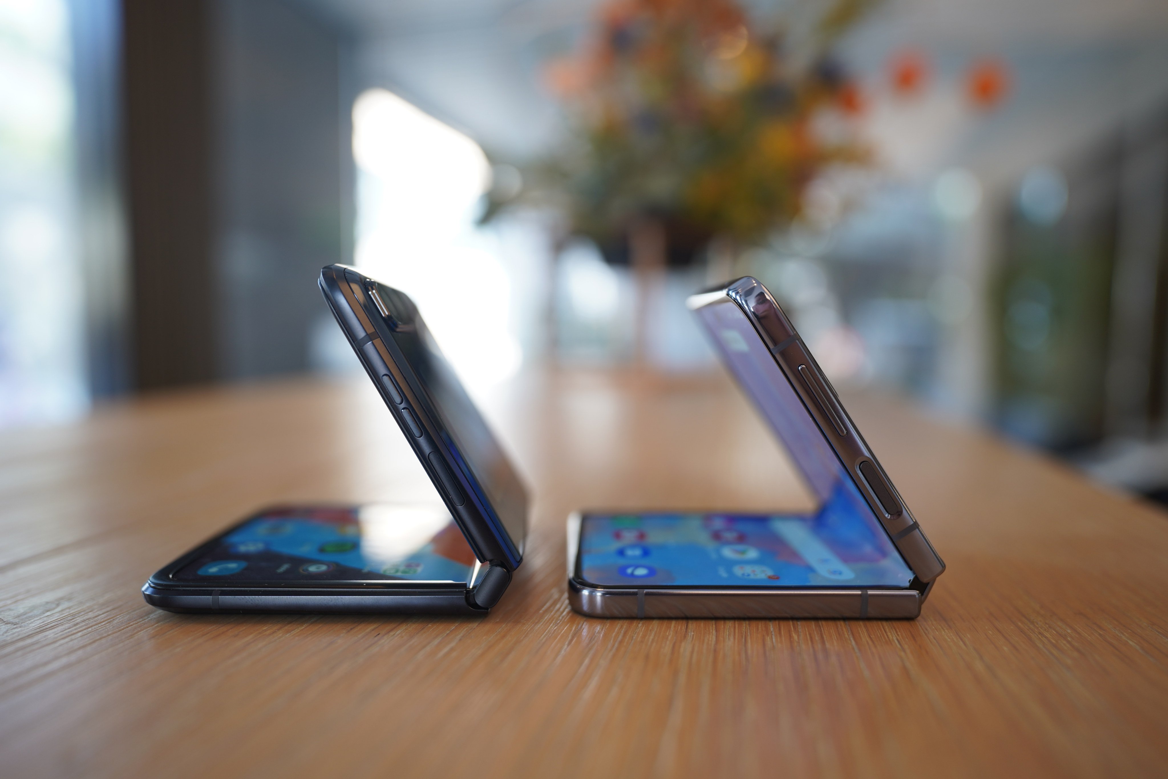 The Motorola Razr 2022 (left) and Samsung Galaxy Z Flip 4. Photo: Ben Sin 