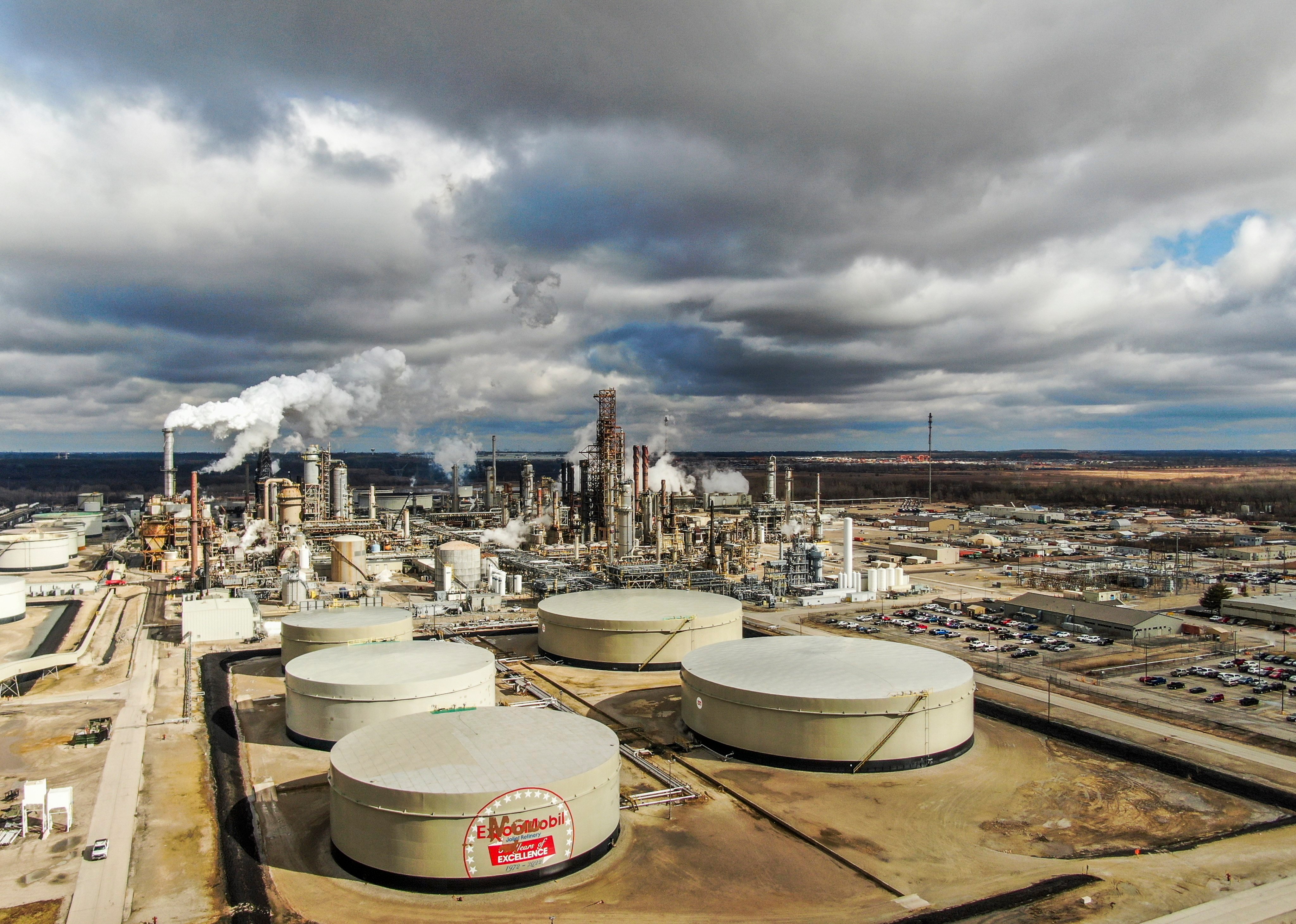 An aerial view of an ExxonMobile refinery near Joliet, Illinois, on March 7. The United States is less affected than Europe by soaring energy prices – a central driver of current inflation – because it is a net energy exporter. Photo: EPA-EFE