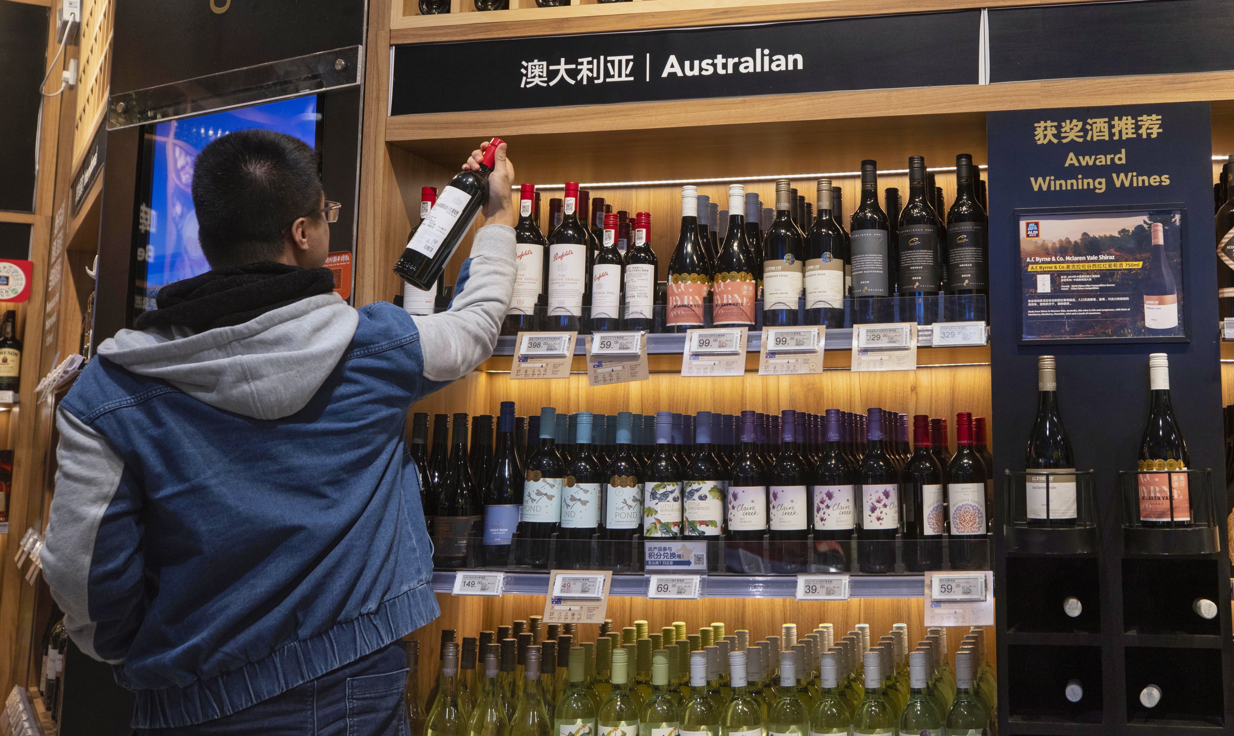 A man shops Australian wine in Shanghai in 2020. Photo: EPA-EFE