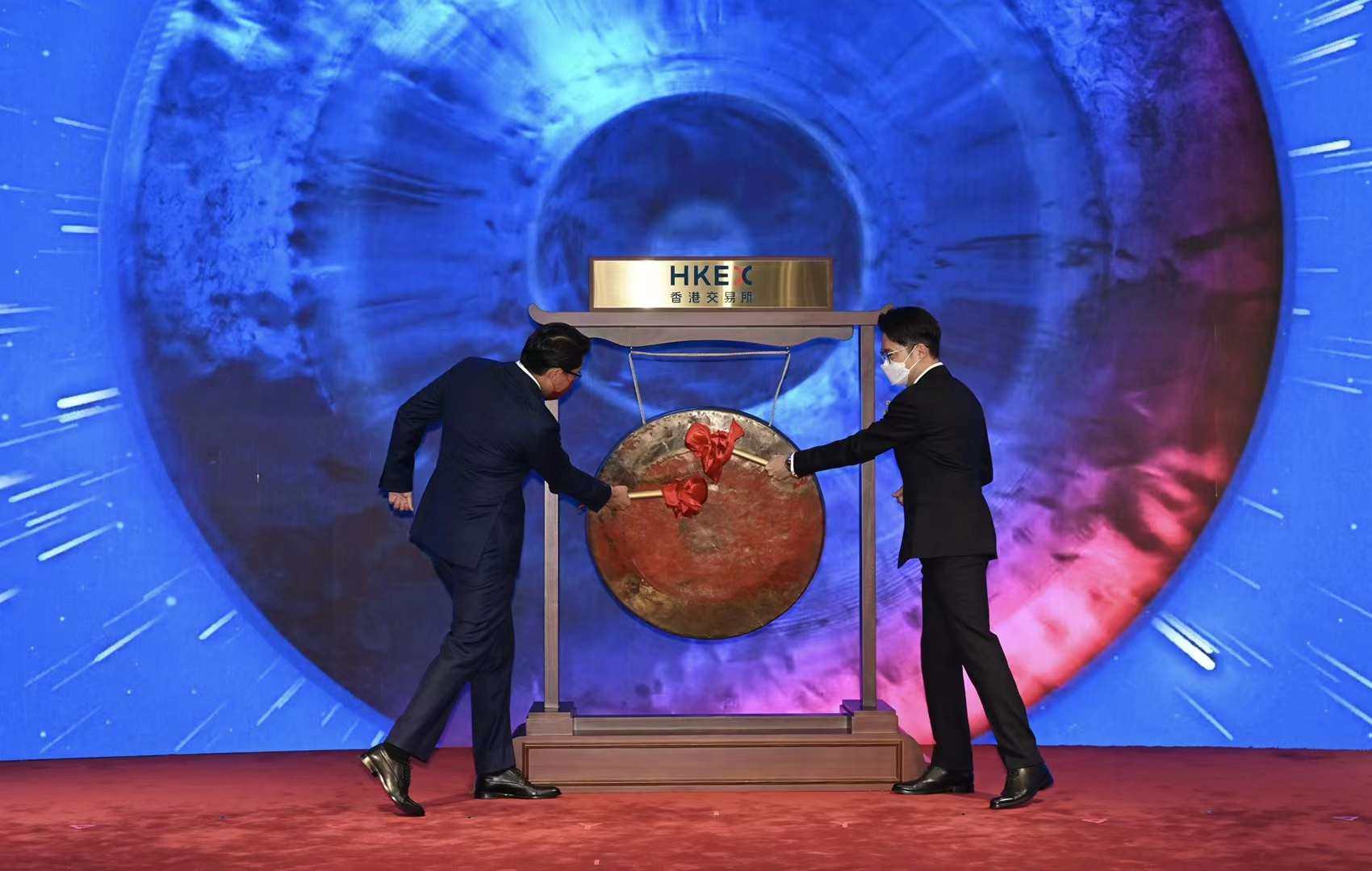 Tencent Music Entertainment Group’s Executive Chairman Cussion Pang Kar-shun (right) and Chief Strategy Officer Tony Yip Cheuk-tung (left) struck the ceremonial gong at the Hong Kong stock exchange to mark the trading debut of their company on 21 September 2022. Photo: Handout