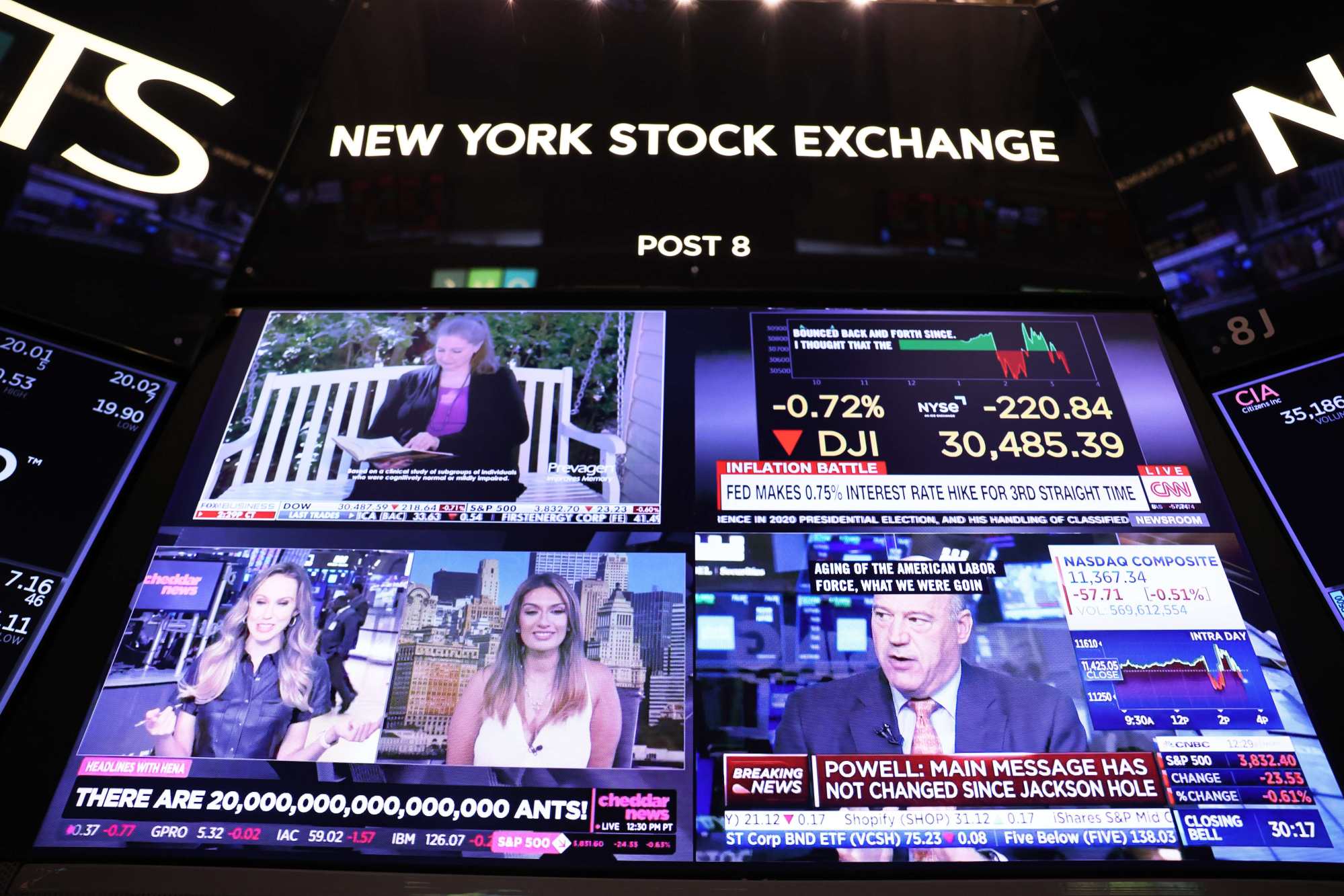 The Fed policy announcement dominates television news coverage on the floor of the New York Stock Exchange on September 21, 2022. Photo: AFP