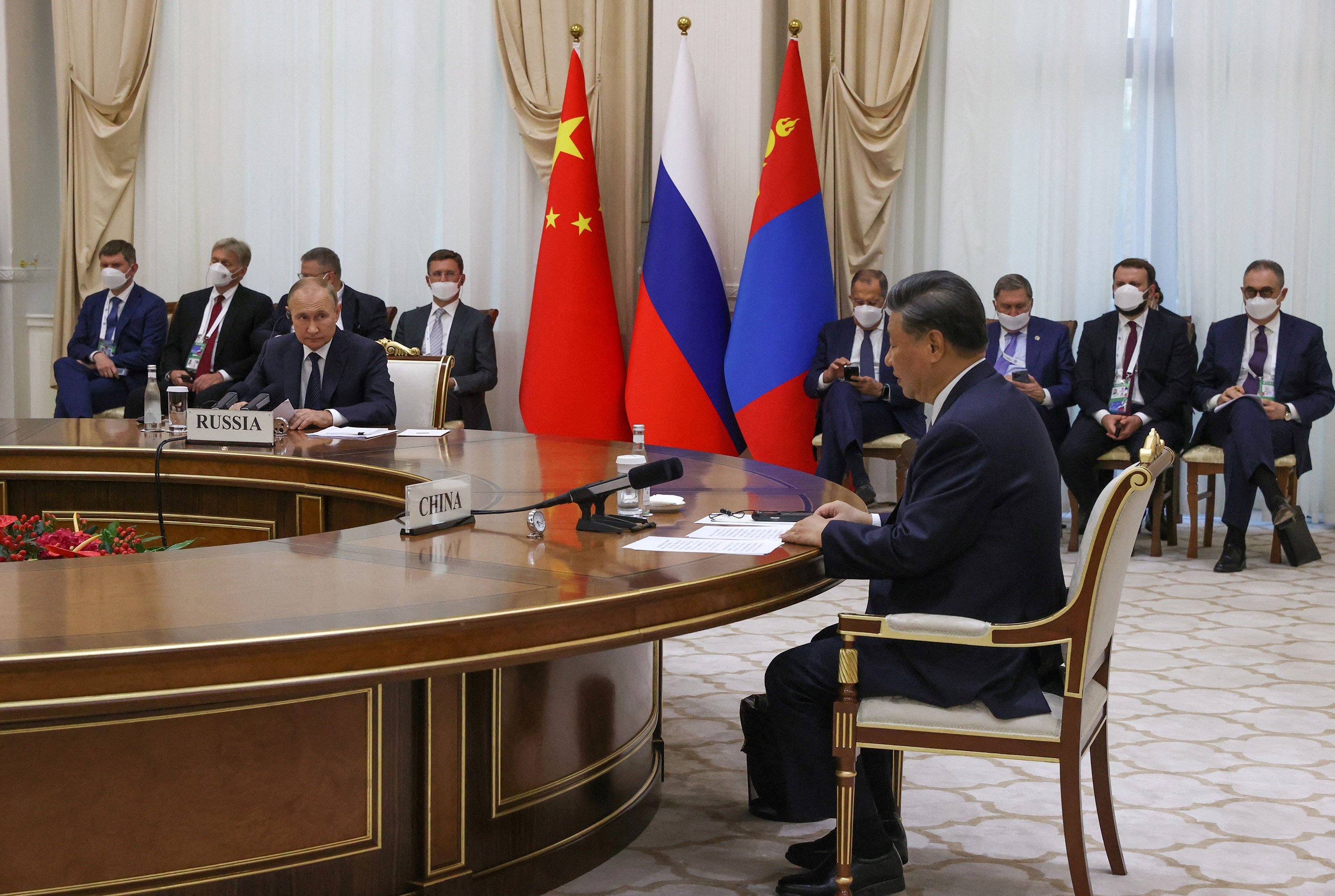 China’s President Xi Jinping (right) and Russian President Vladimir Putin meet on the sidelines of the Shanghai Cooperation Organisation summit in Samarkand on September 15. Photo: AFP
