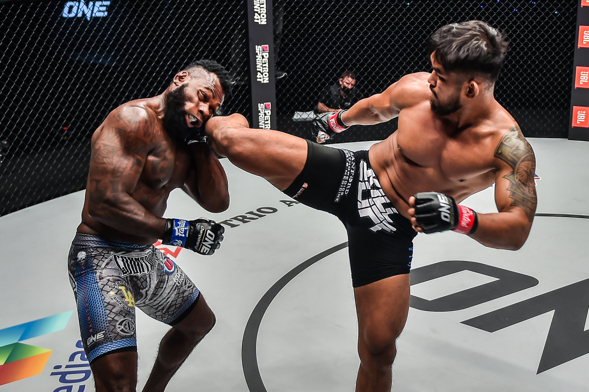 Aung La N Sang lands a kick on Leandro Ataides at ONE: Battleground.