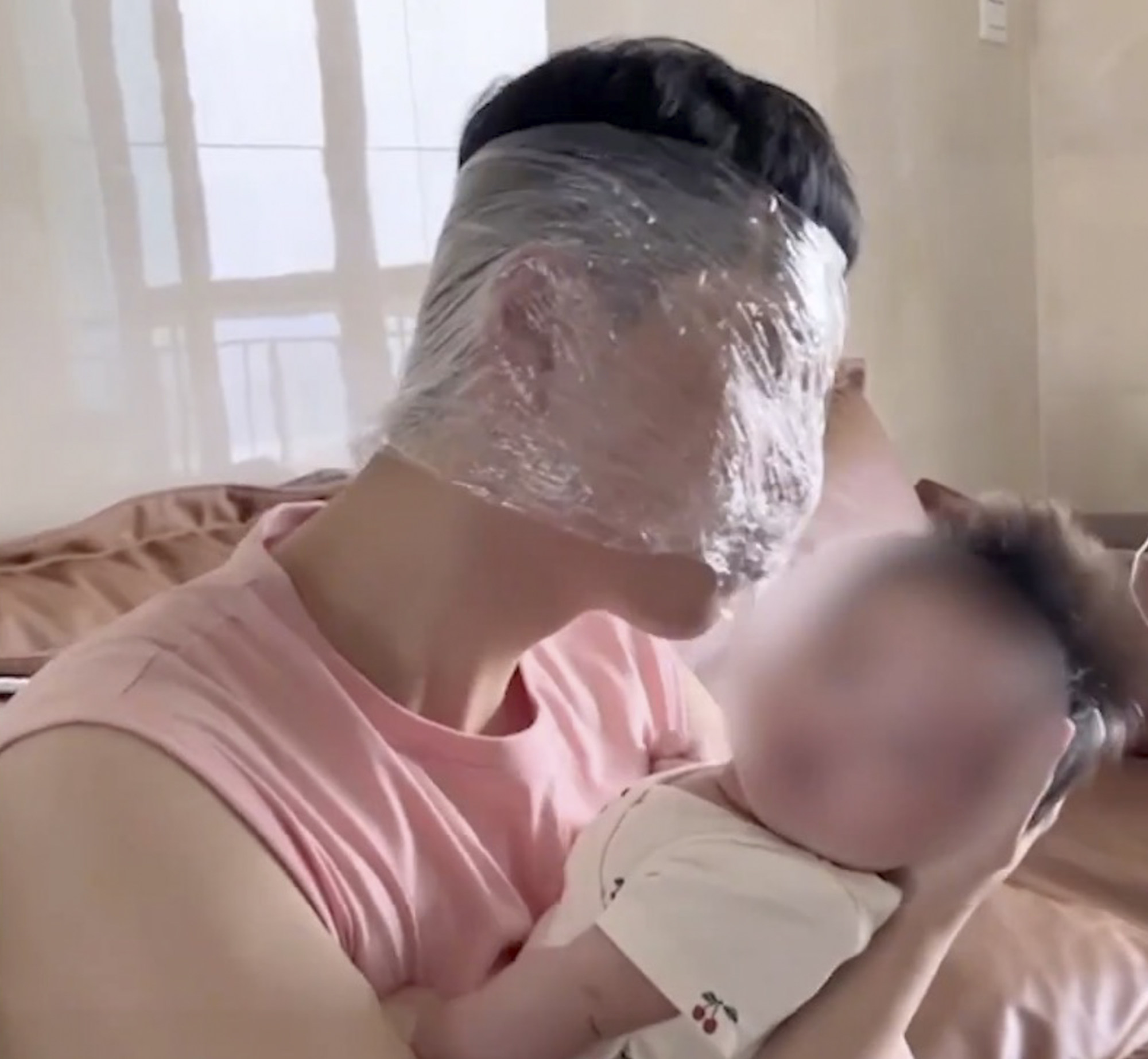 The mother said the baby seems to be amused by the cling film. Photo: Thepaper.cn