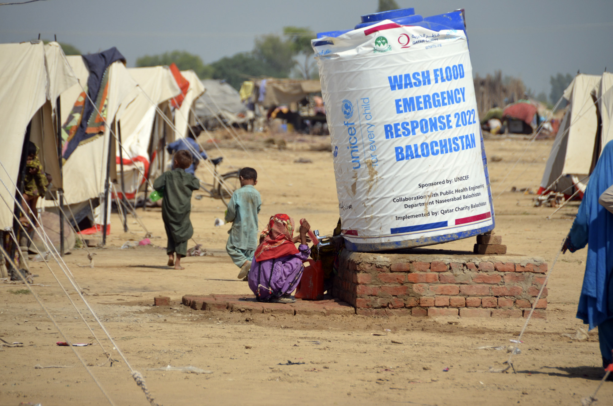 Families take a refuge at a camp after leaving their flood-hit homes, in Jaffarabad, a district of Balochistan province, Pakistan on September 21, 2022. Photo: AP