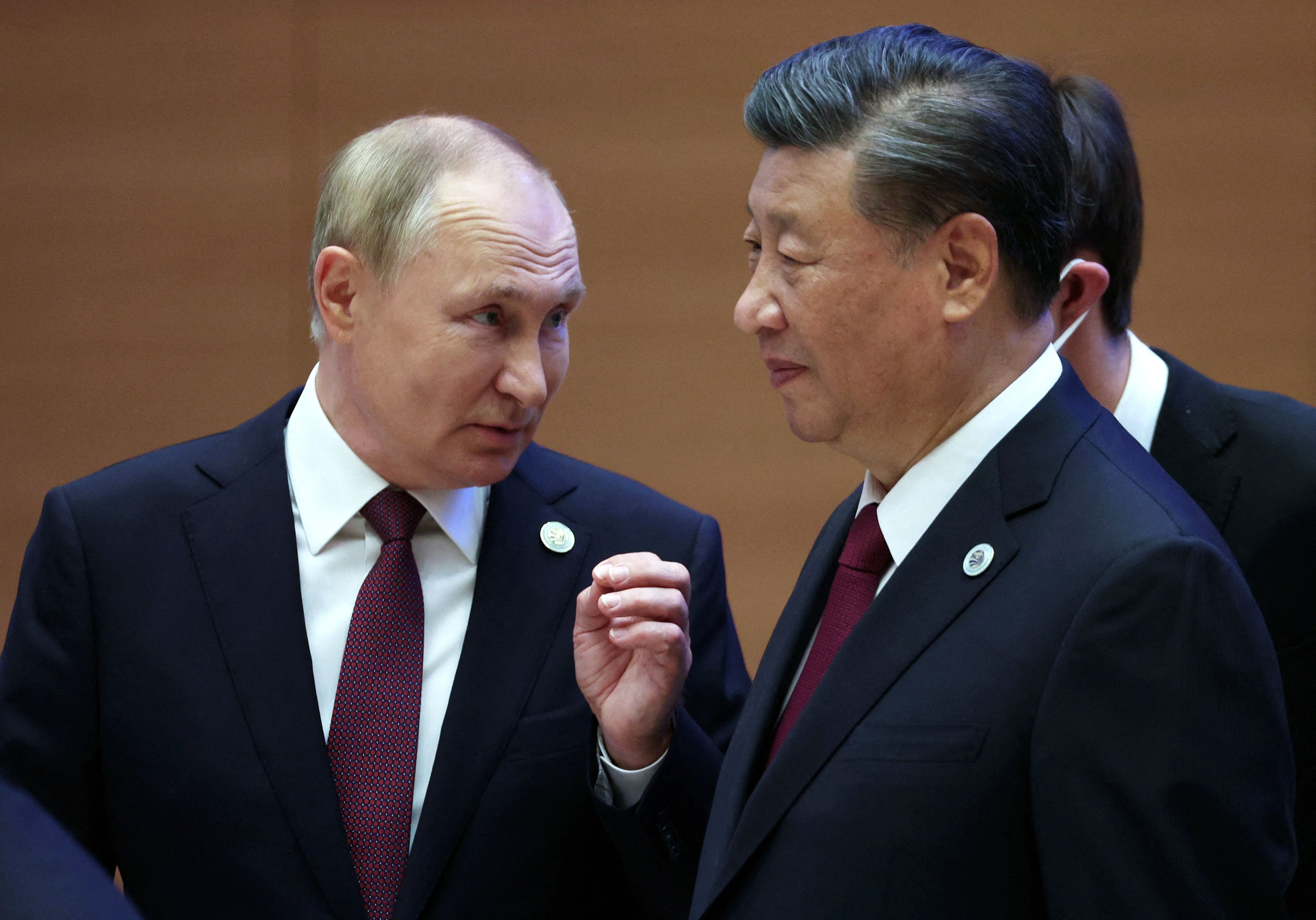 Russia’s Vladimir Putin speaks to Chinese President Xi Jinping during the SCO leaders’ summit in Samarkand on September 16. Photo: AFP via Getty Images