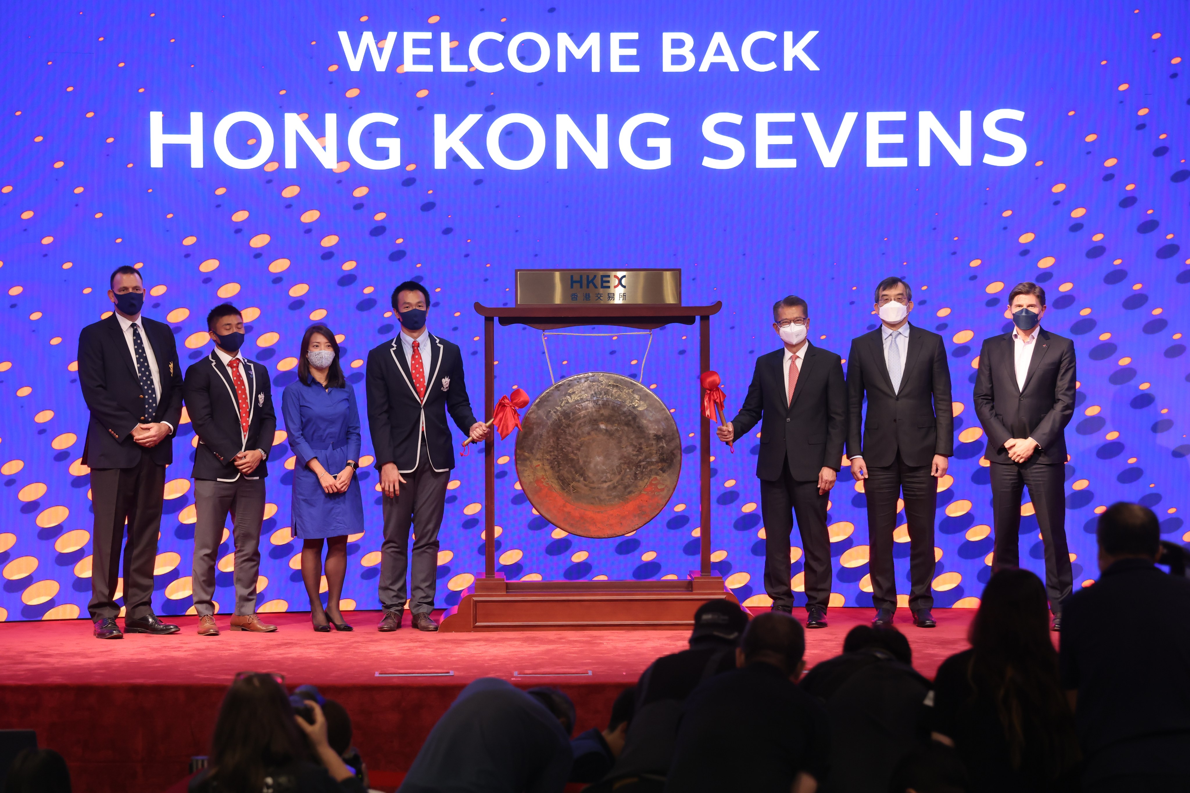 (Left to right) Rugby Union chairman Chris Brooke, Hong men’s sevens squad member Cado Lee, HSBC CEO Luanne Lim, ,men’s player Salom Yiu, Financial Secretary Paul Chan Mo-po, Cathay Pacific Airways CEO Augustus Tang, and HKEX Chairman Nicholas Aguzin, at the Our Hong Kong Sevens kick-off Ceremony at HKEX in Central.
Photos: Jonathan Wong